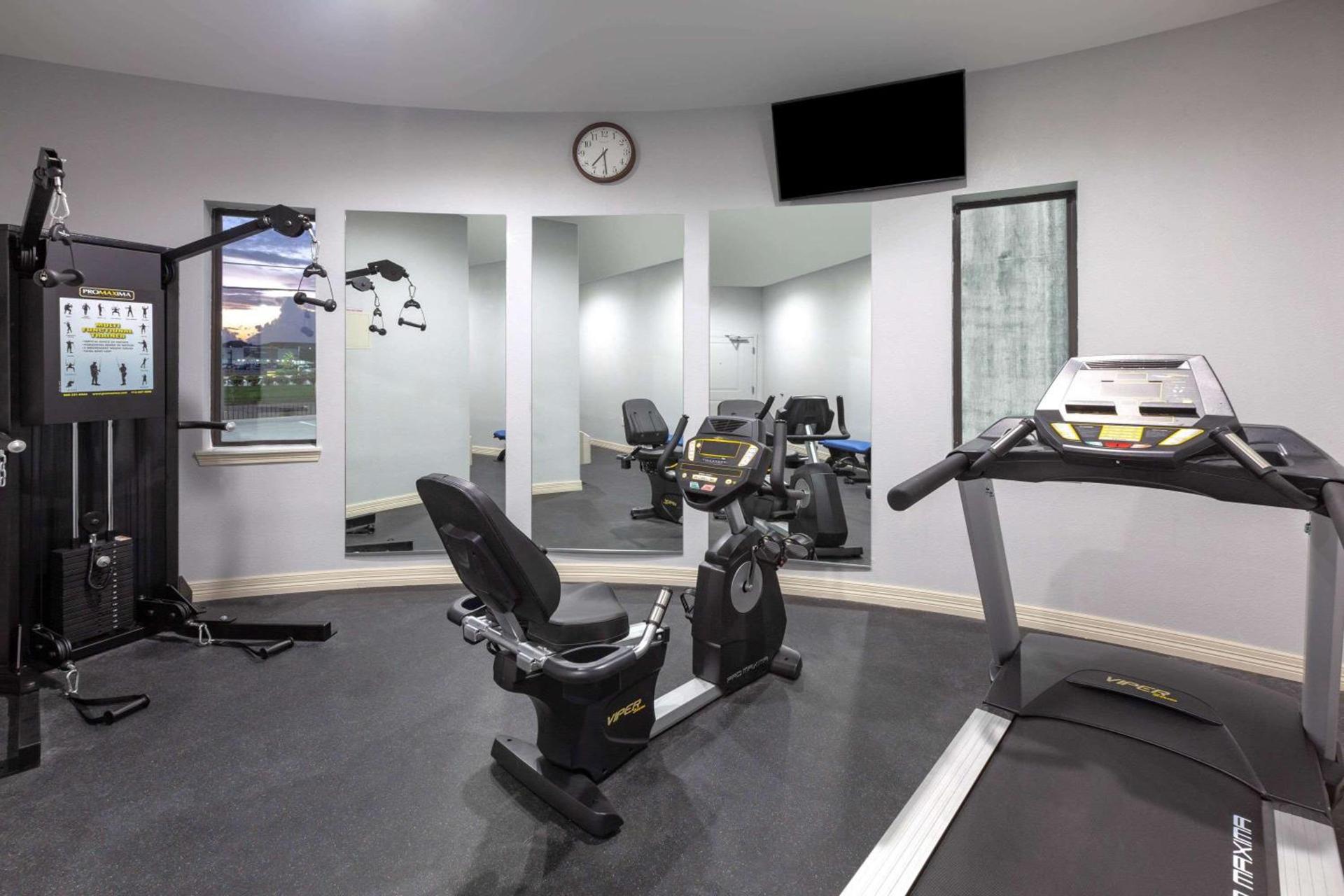 Baymont by Wyndham Houston Hobby Airport photo 31