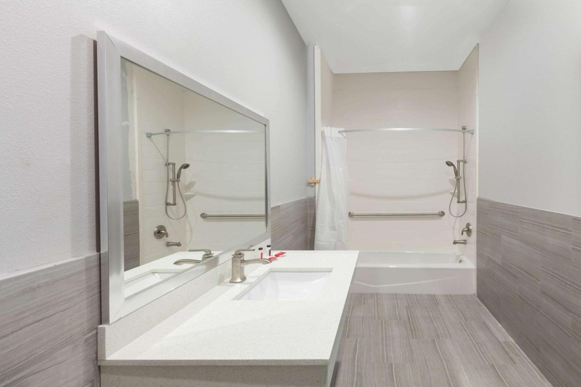 Baymont by Wyndham Houston Hobby Airport photo 27