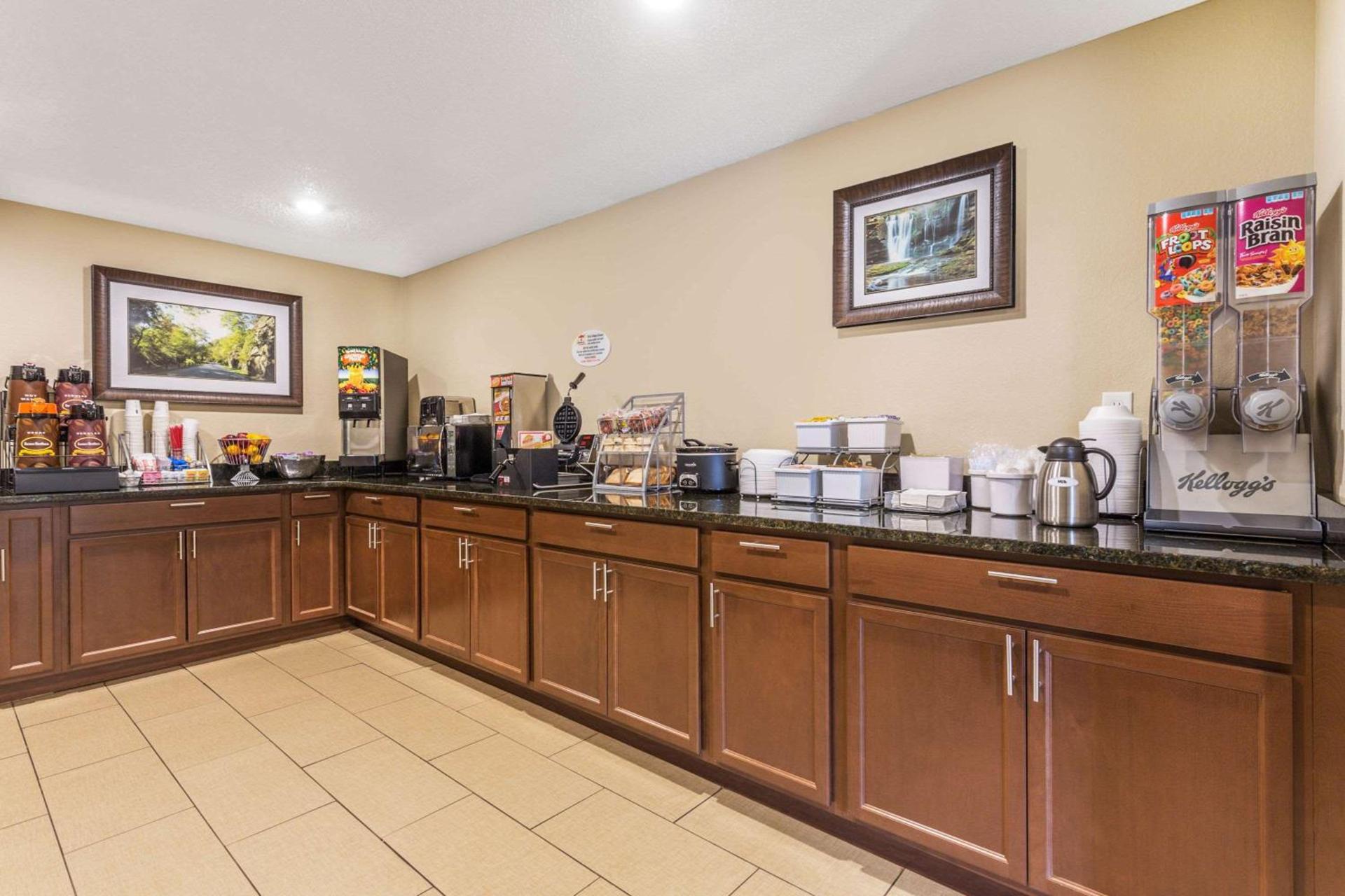 Super 8 by Wyndham Weston WV photo 14