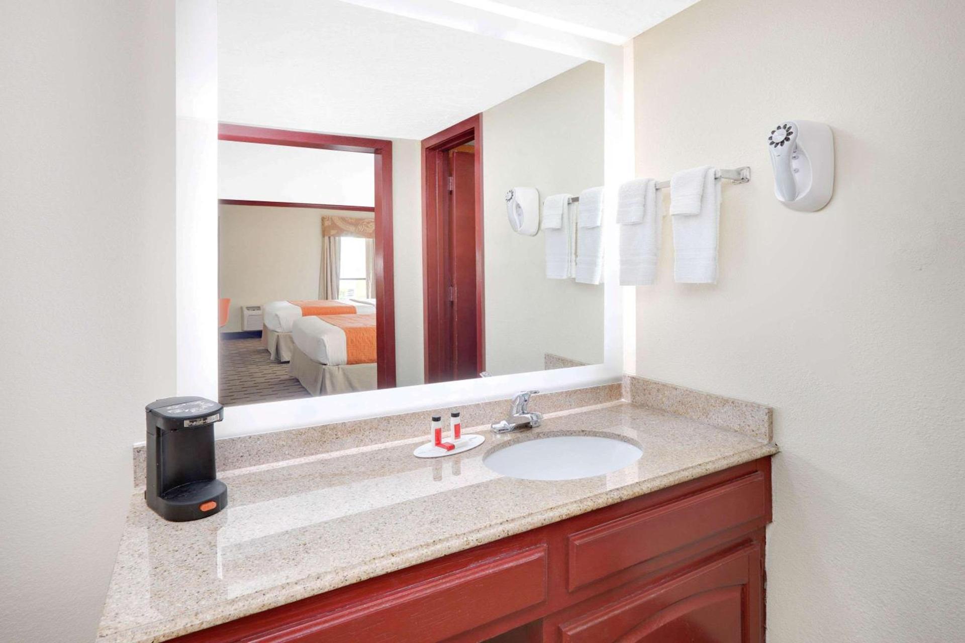 Howard Johnson by Wyndham San Marcos photo 18