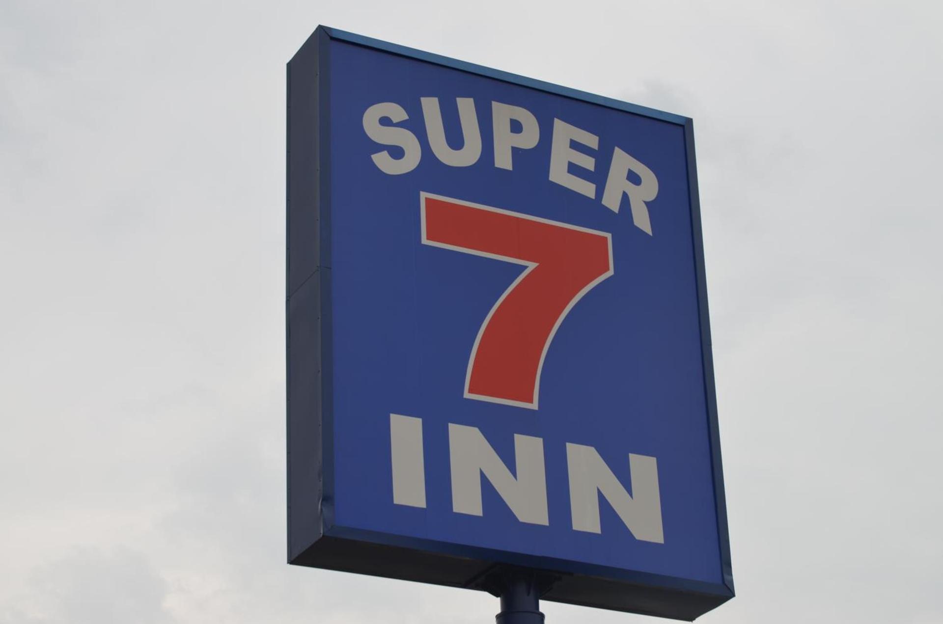Super 7 Inn photo 6