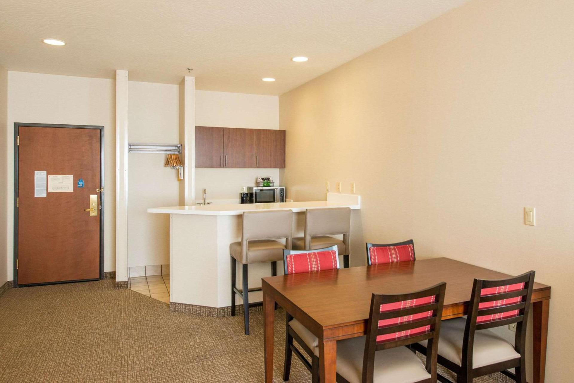 Comfort Suites Springfield-Eugene photo 9