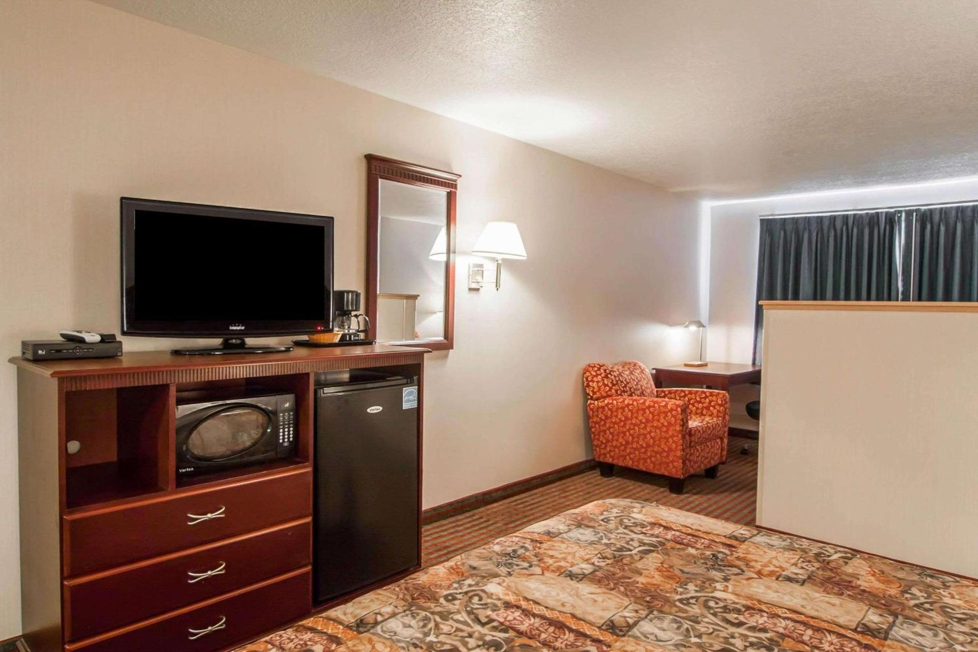 Bridgeway Inn & Suites photo 15