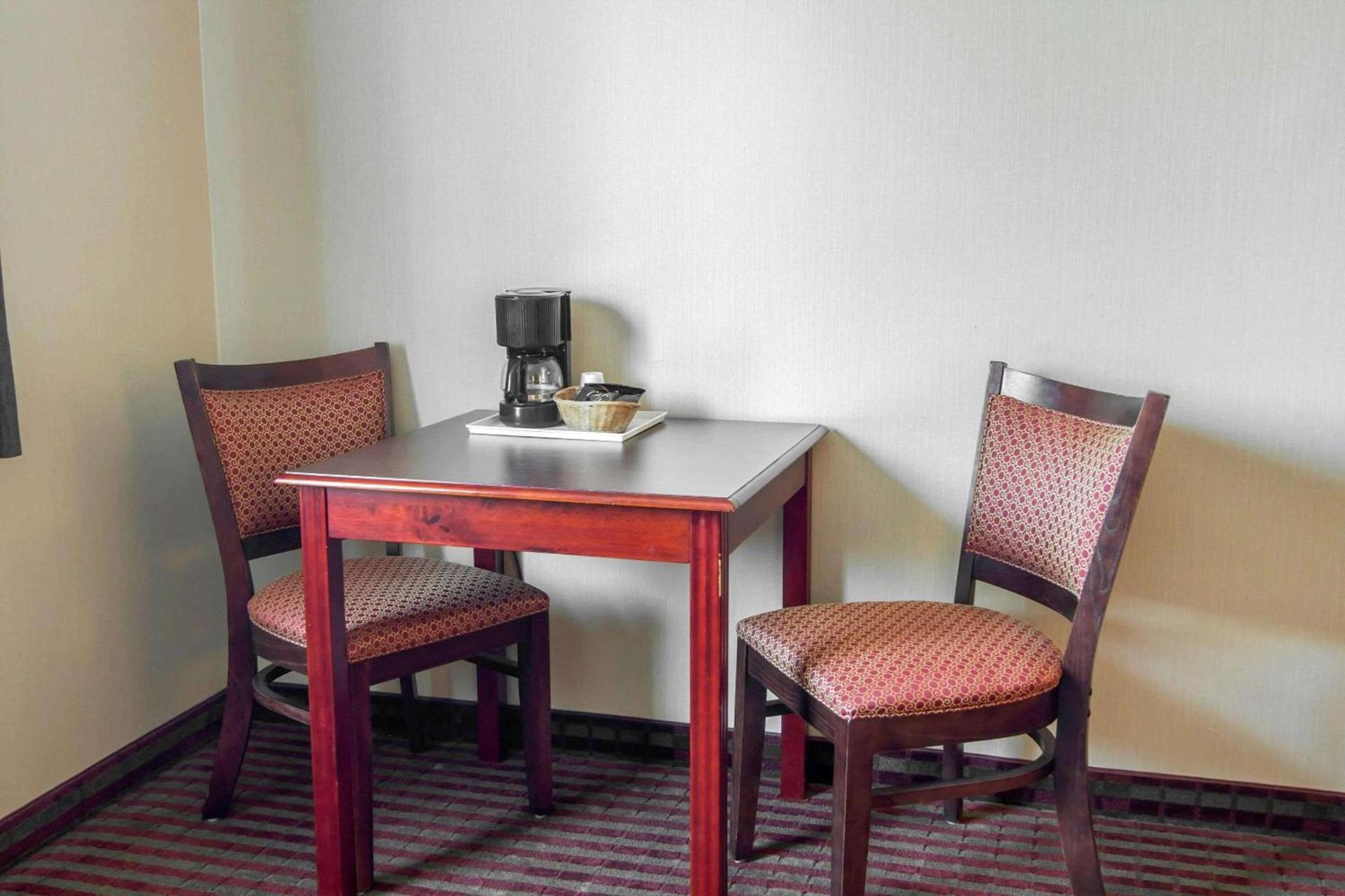 Bridgeway Inn & Suites photo 16