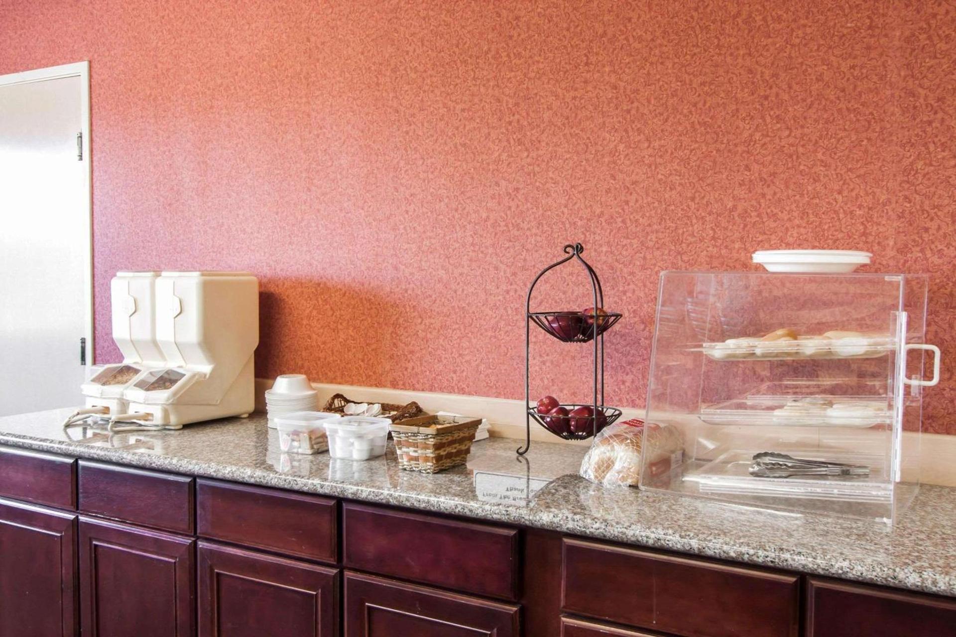 Bridgeway Inn & Suites photo 17