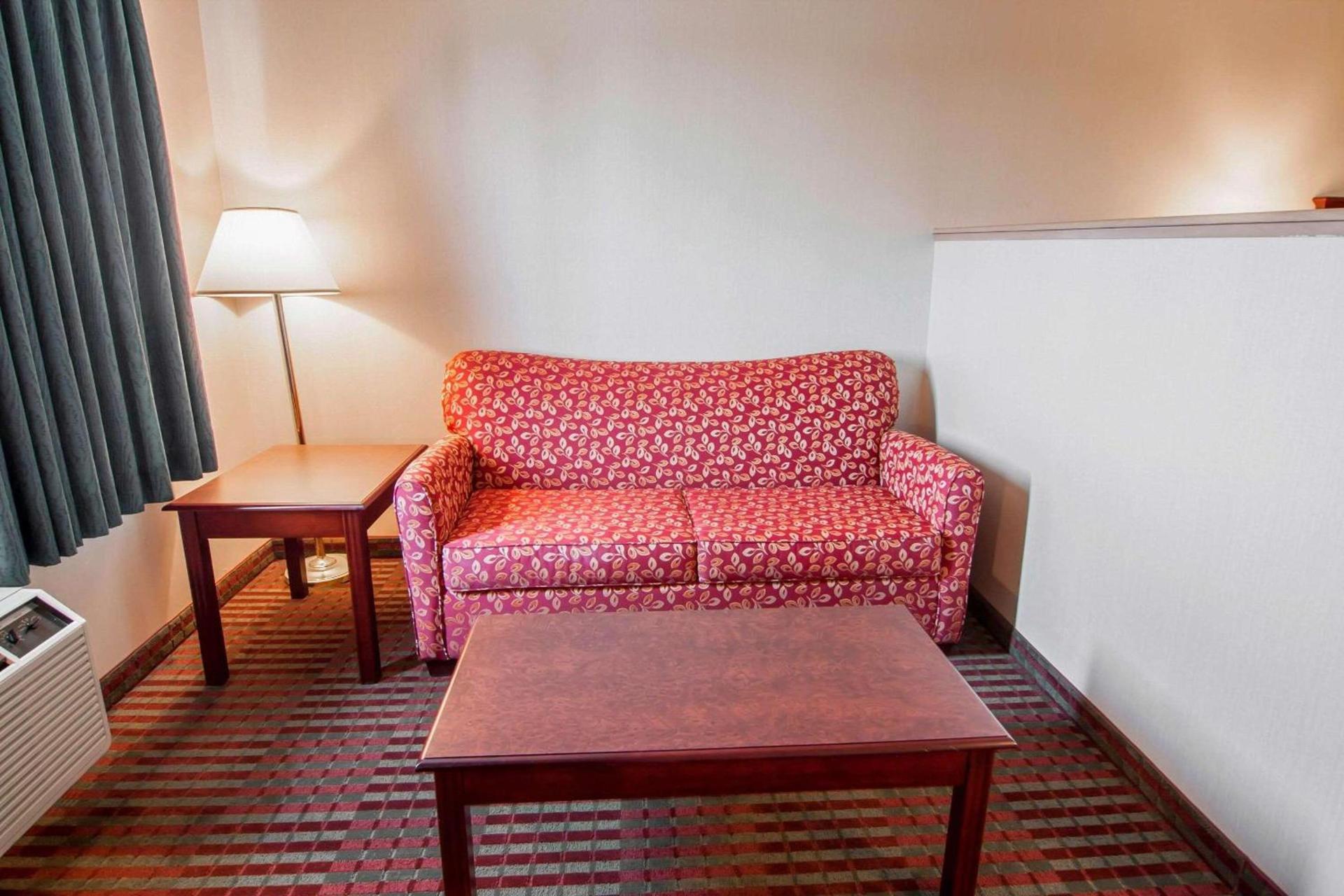 Bridgeway Inn & Suites photo 2