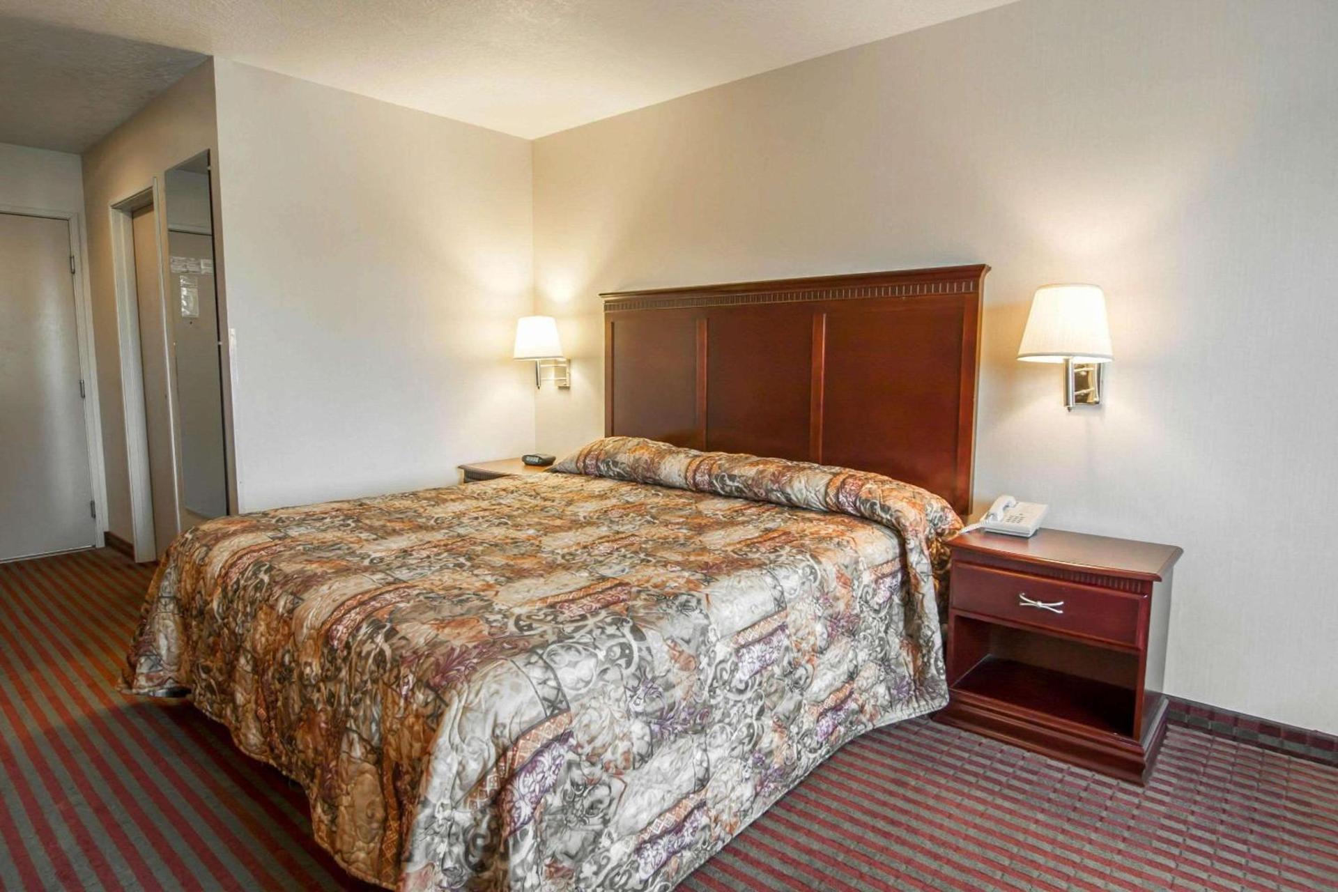 Bridgeway Inn & Suites photo 18
