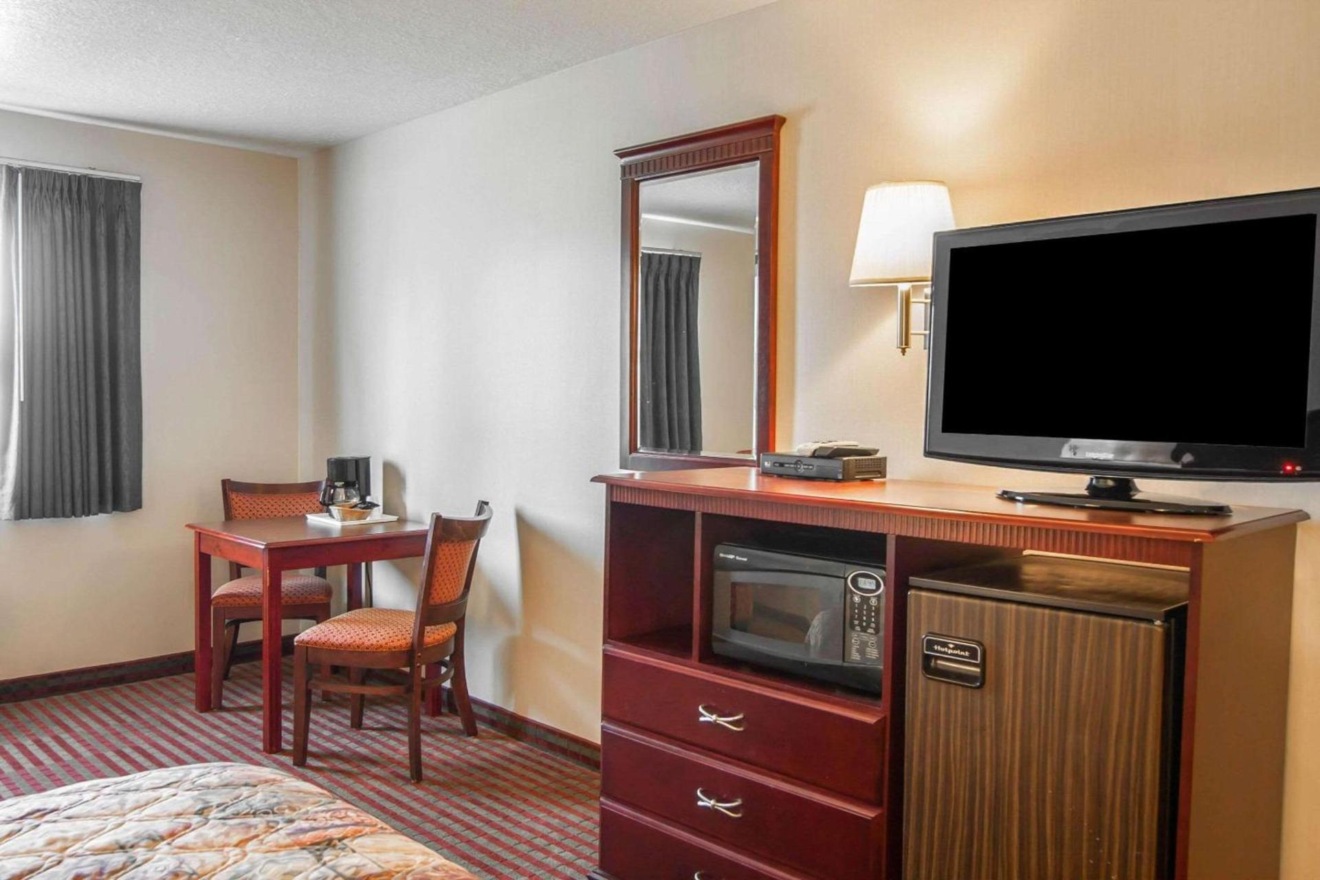 Bridgeway Inn & Suites photo 19