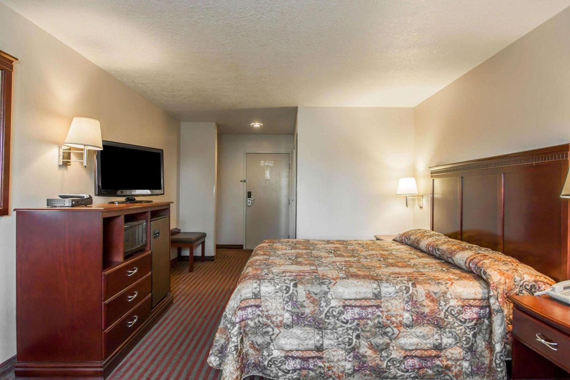 Bridgeway Inn & Suites photo 20