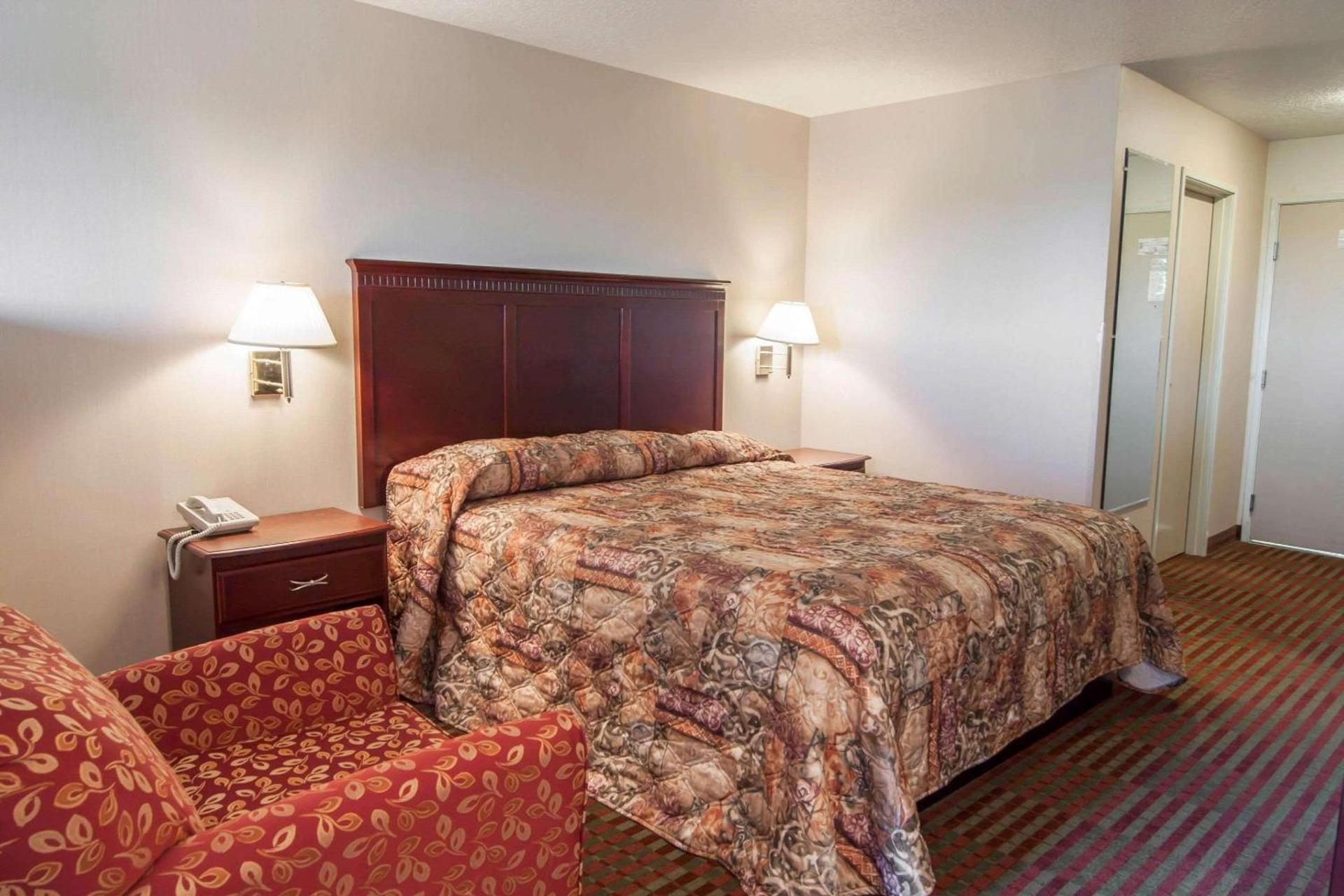 Bridgeway Inn & Suites photo 22