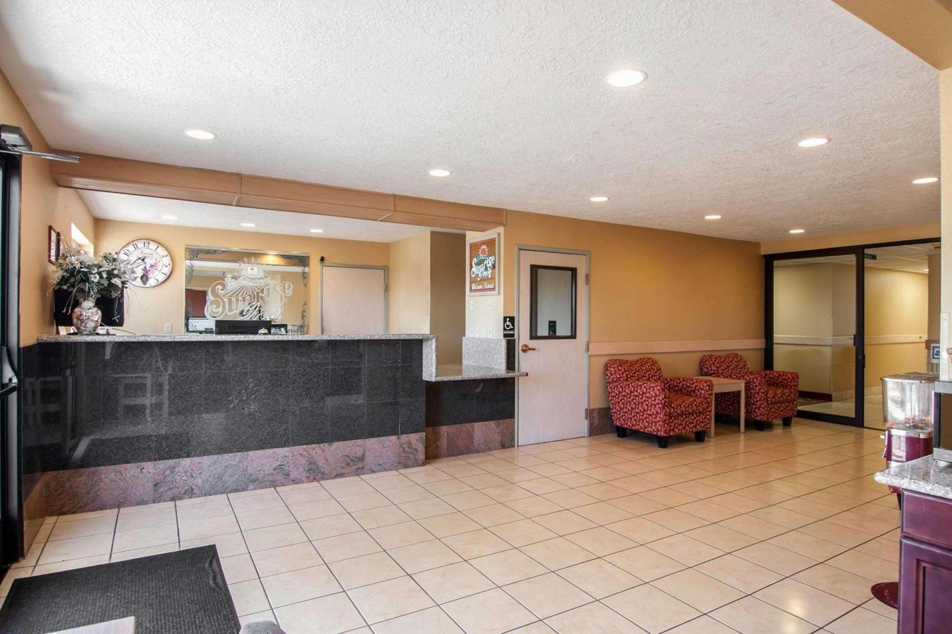 Bridgeway Inn & Suites photo 11