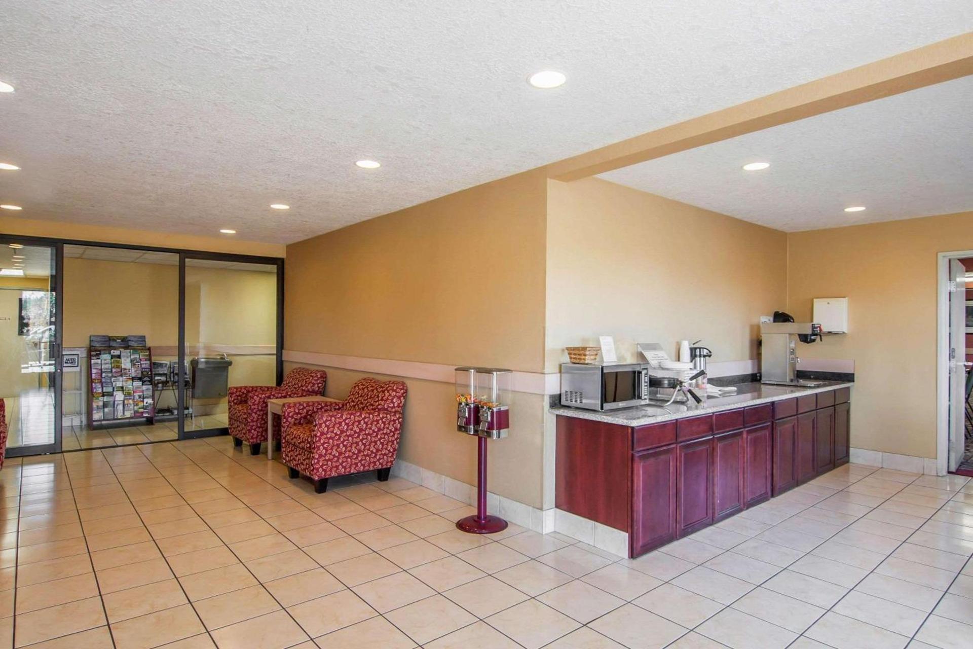 Bridgeway Inn & Suites photo 12