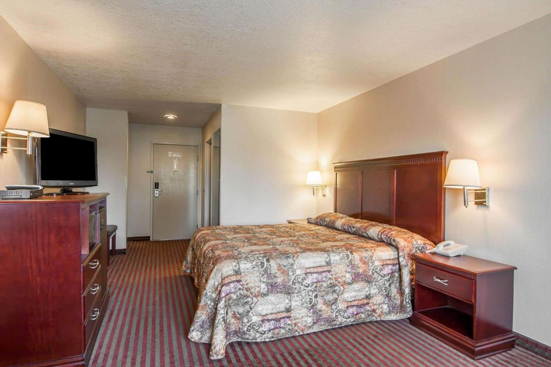 Bridgeway Inn & Suites photo 24
