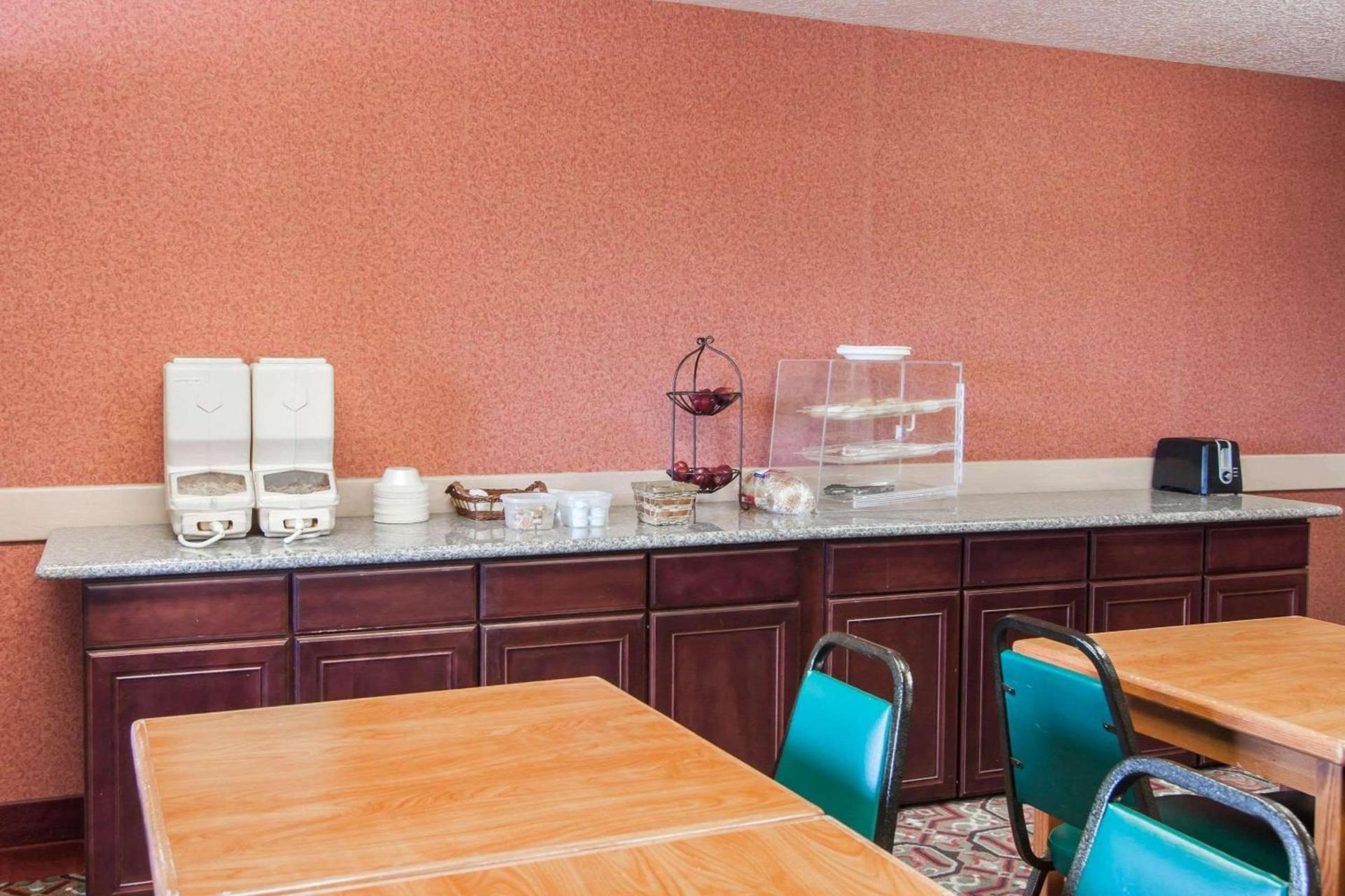Bridgeway Inn & Suites photo 8