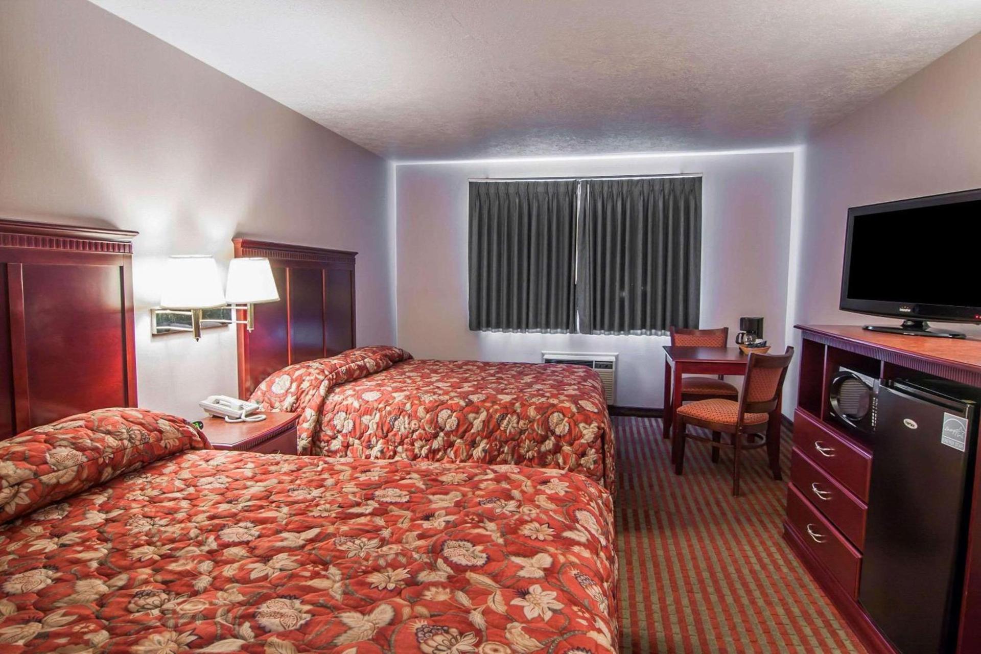 Bridgeway Inn & Suites photo 26