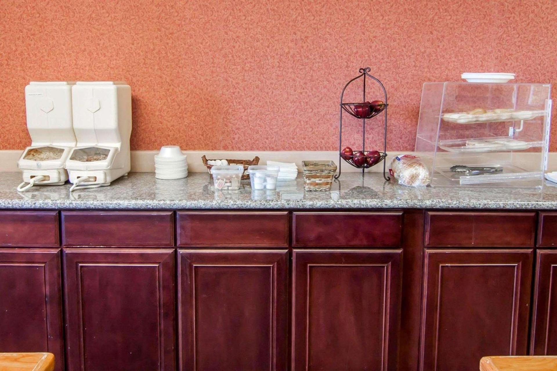 Bridgeway Inn & Suites photo 6