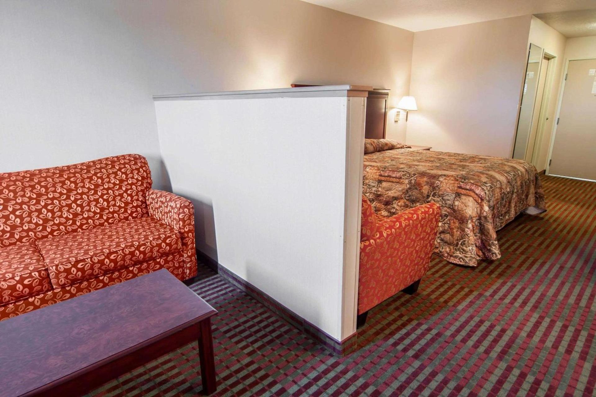 Bridgeway Inn & Suites photo 3