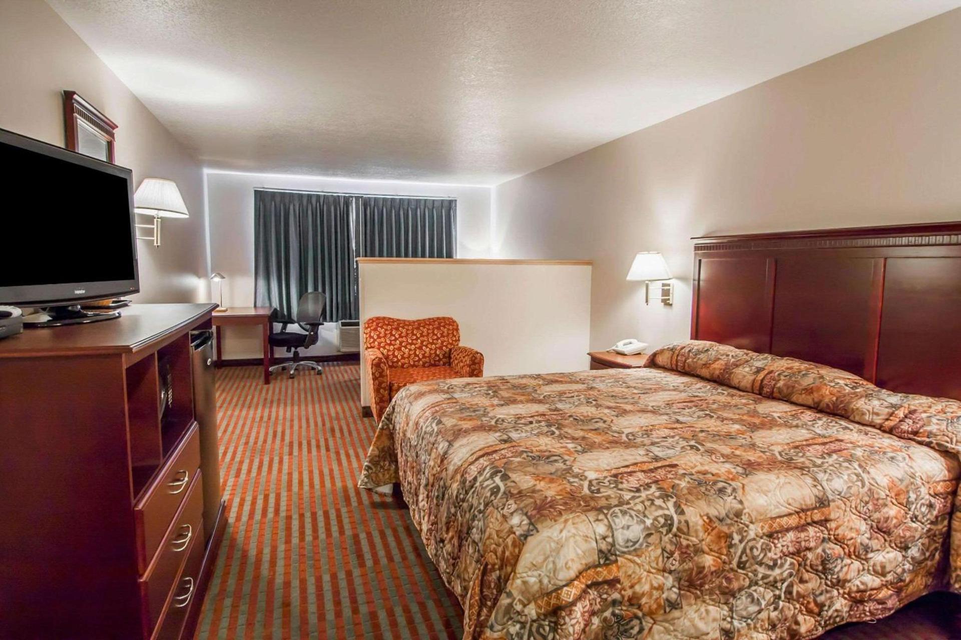 Bridgeway Inn & Suites photo 4
