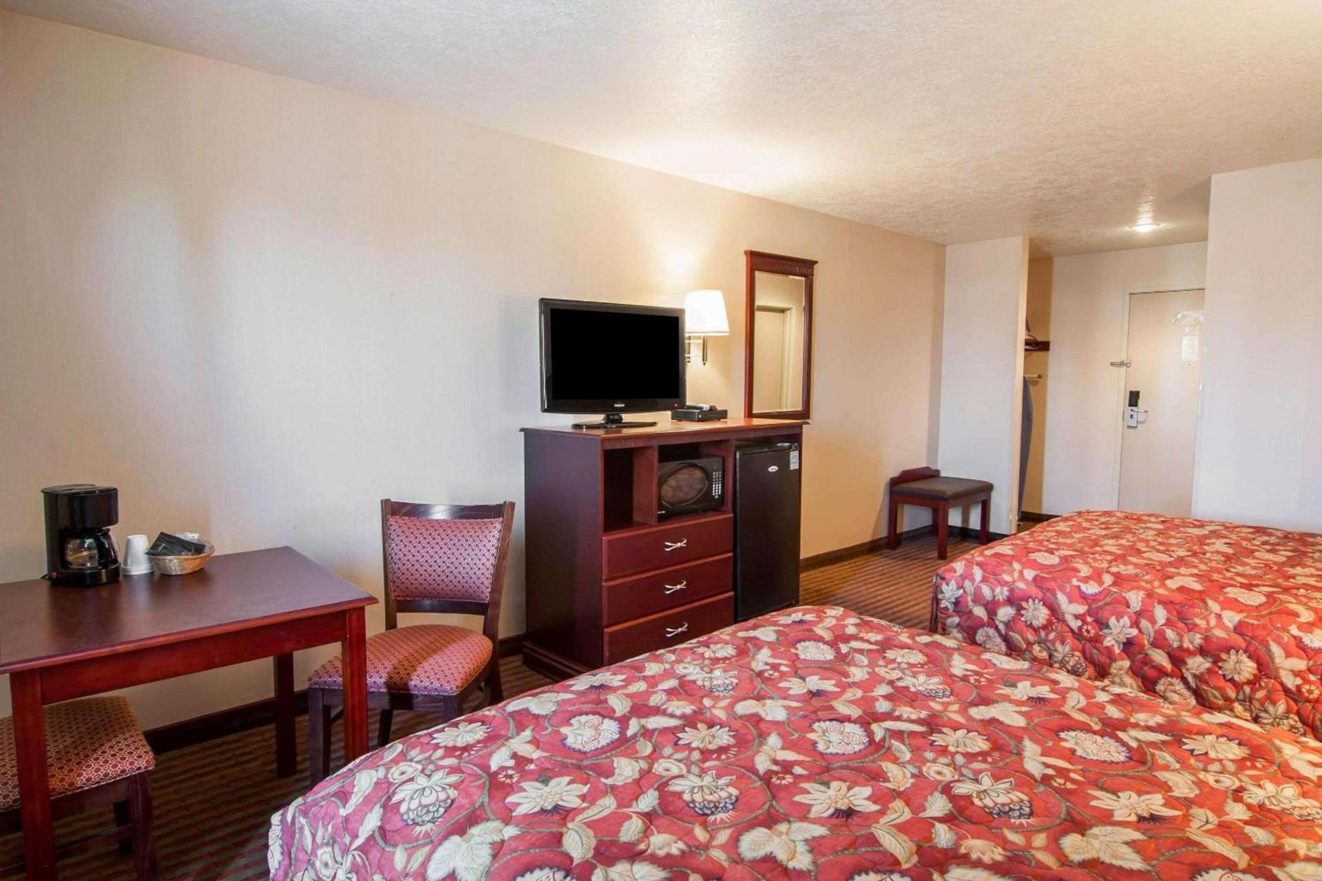 Bridgeway Inn & Suites photo 5