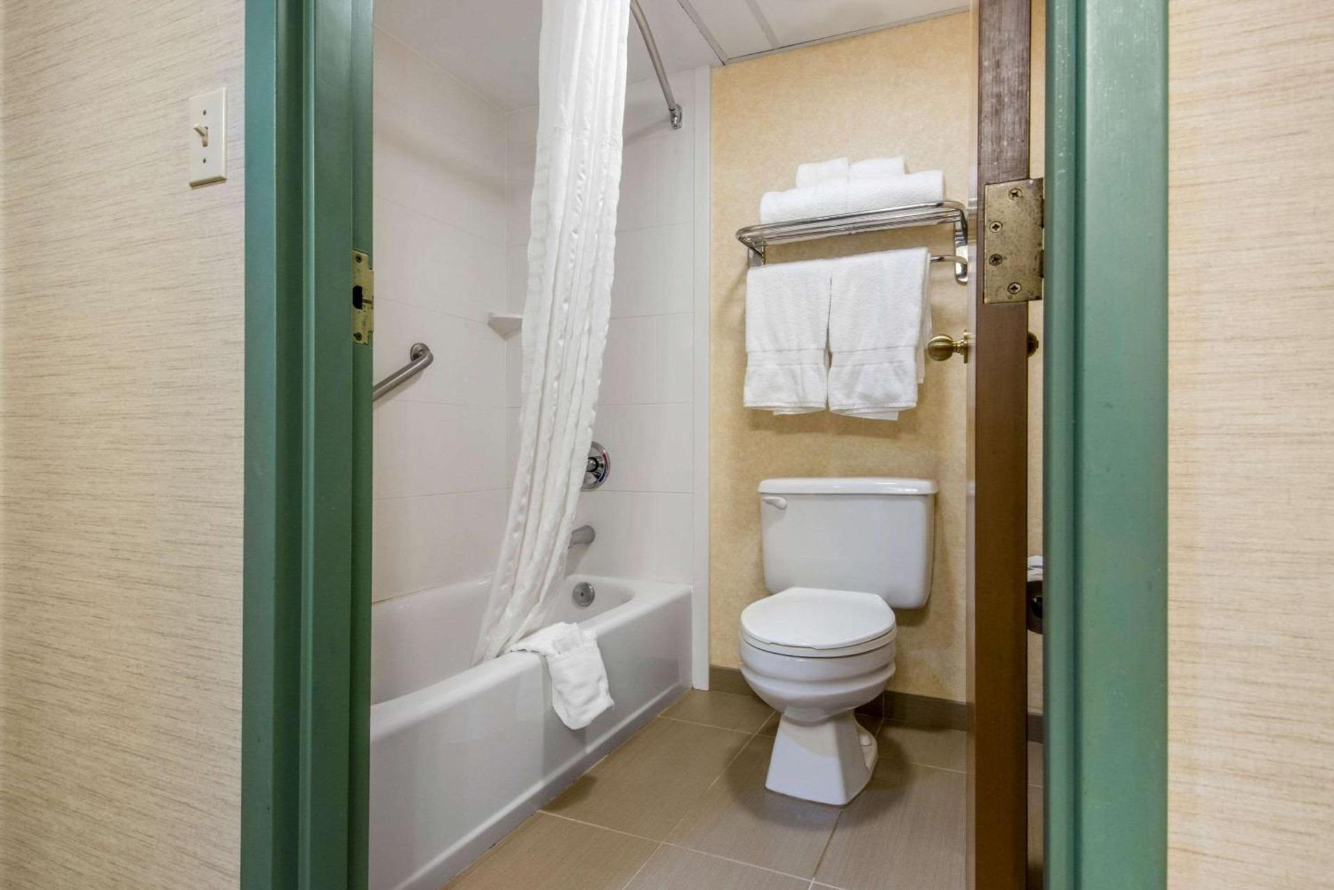 Quality Inn & Suites Mansfield photo 11