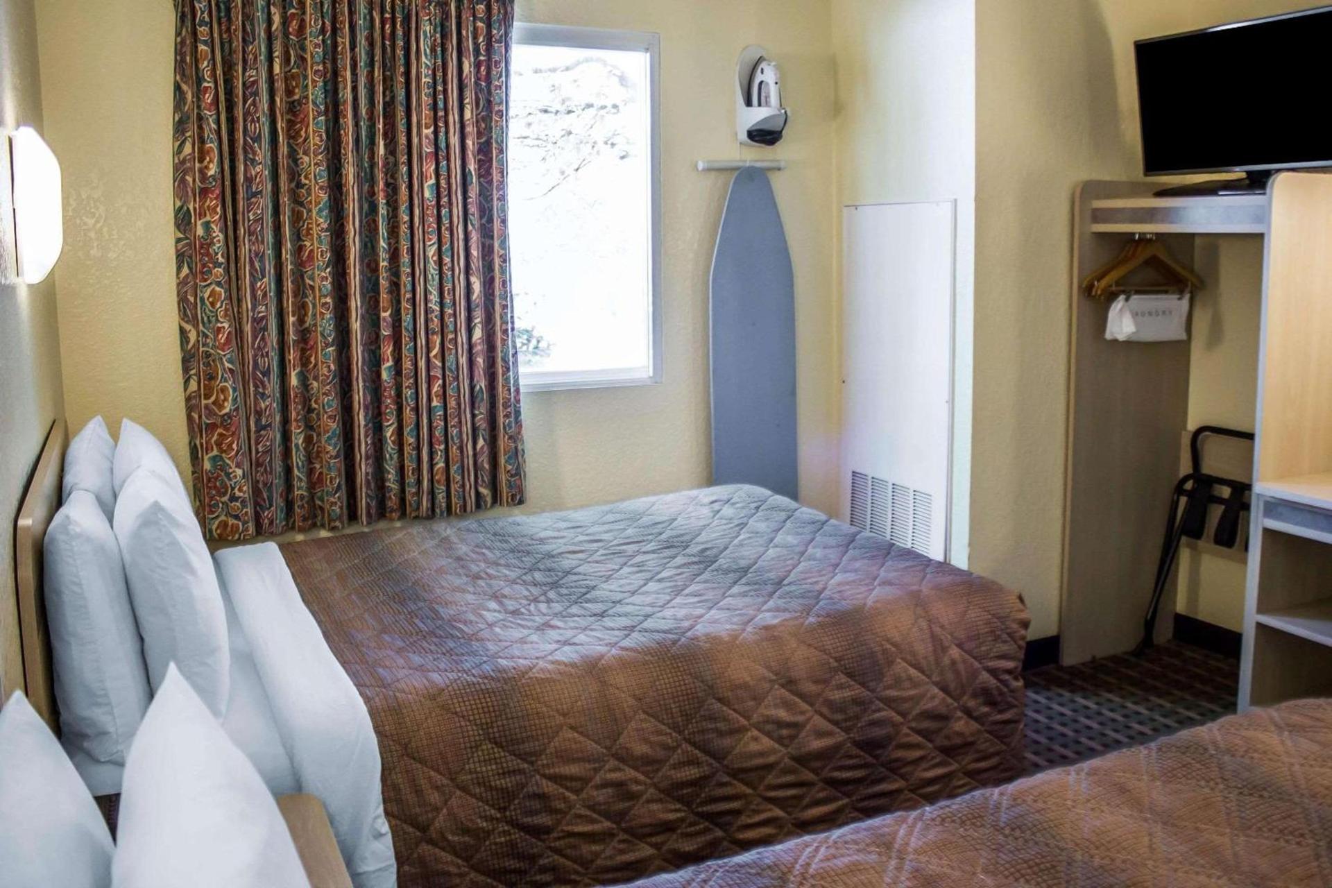 Econo Lodge Meadville photo 2