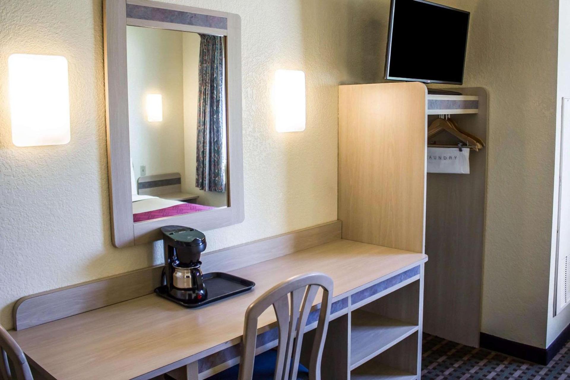 Econo Lodge Meadville photo 5