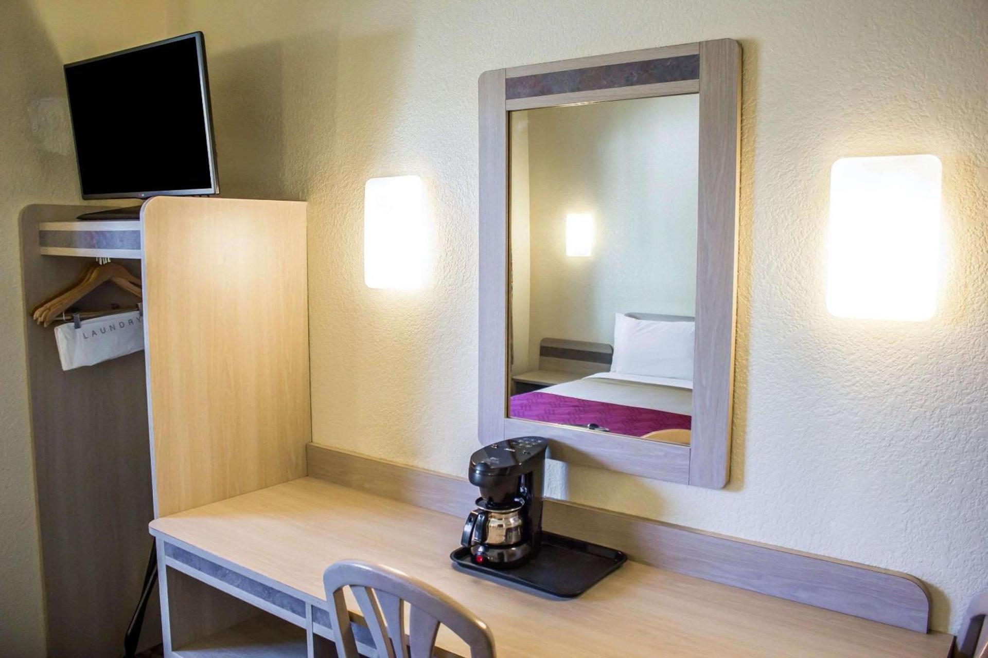 Econo Lodge Meadville photo 14
