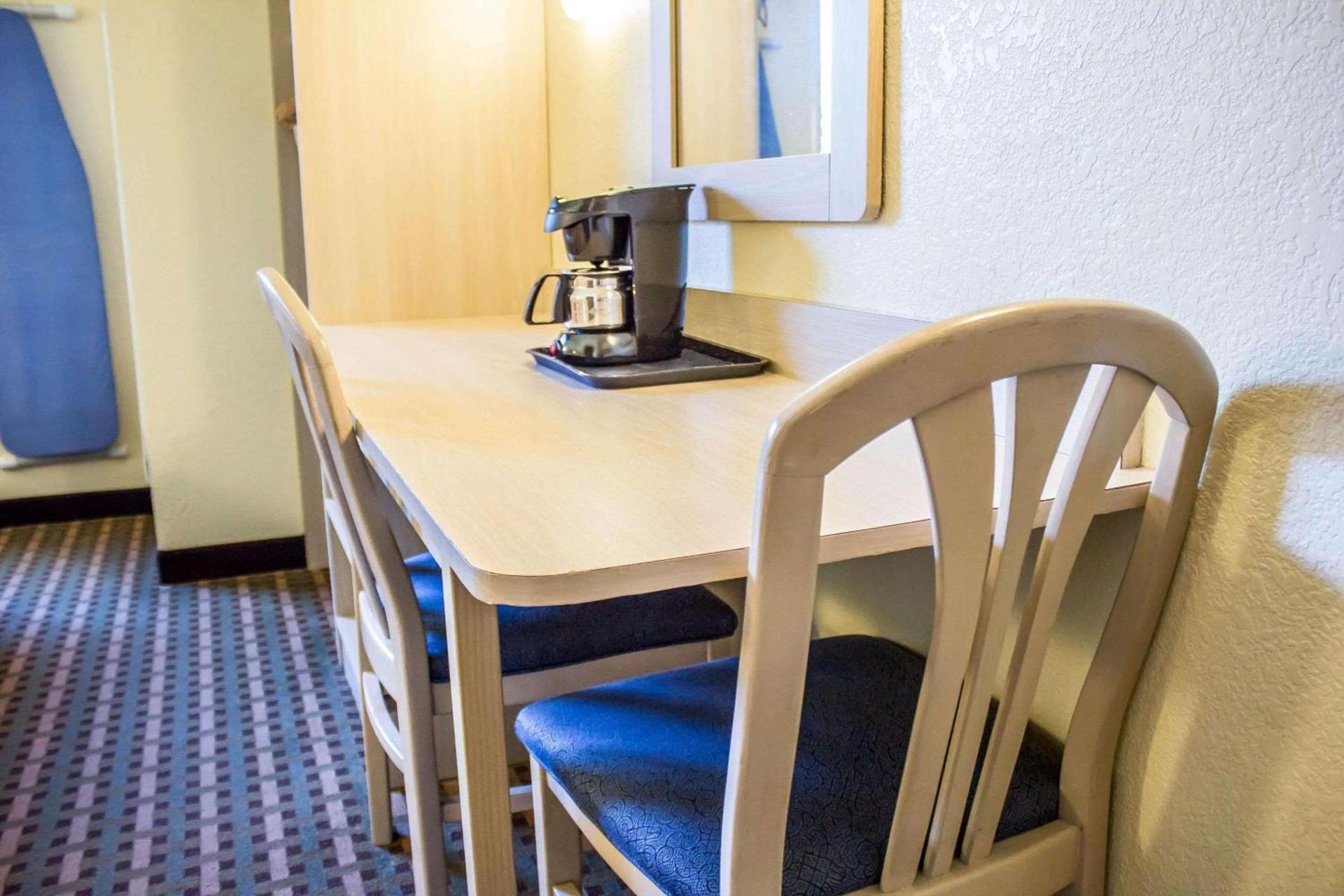 Econo Lodge Meadville photo 15