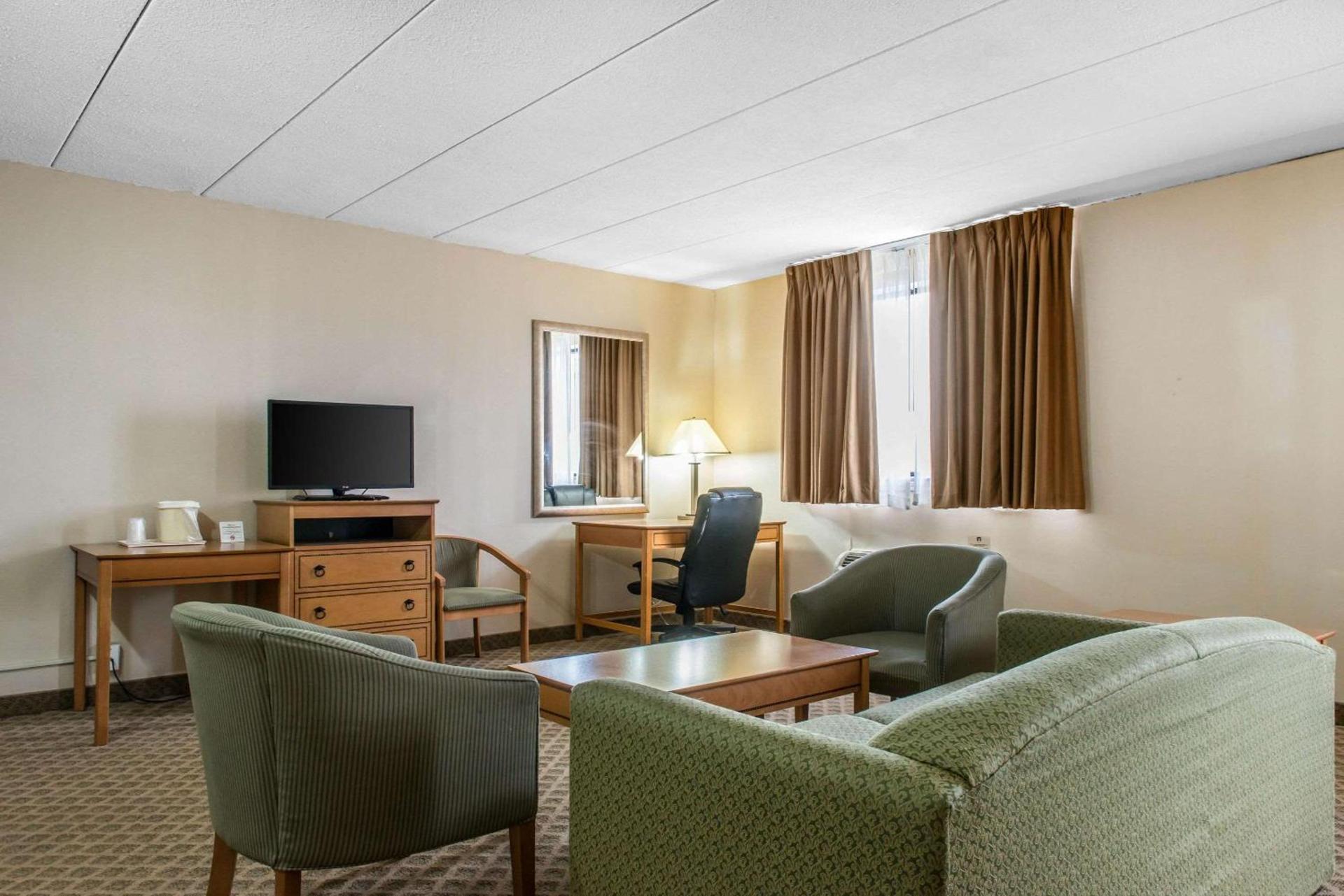 Quality Inn & Suites Fairview - Erie photo 13