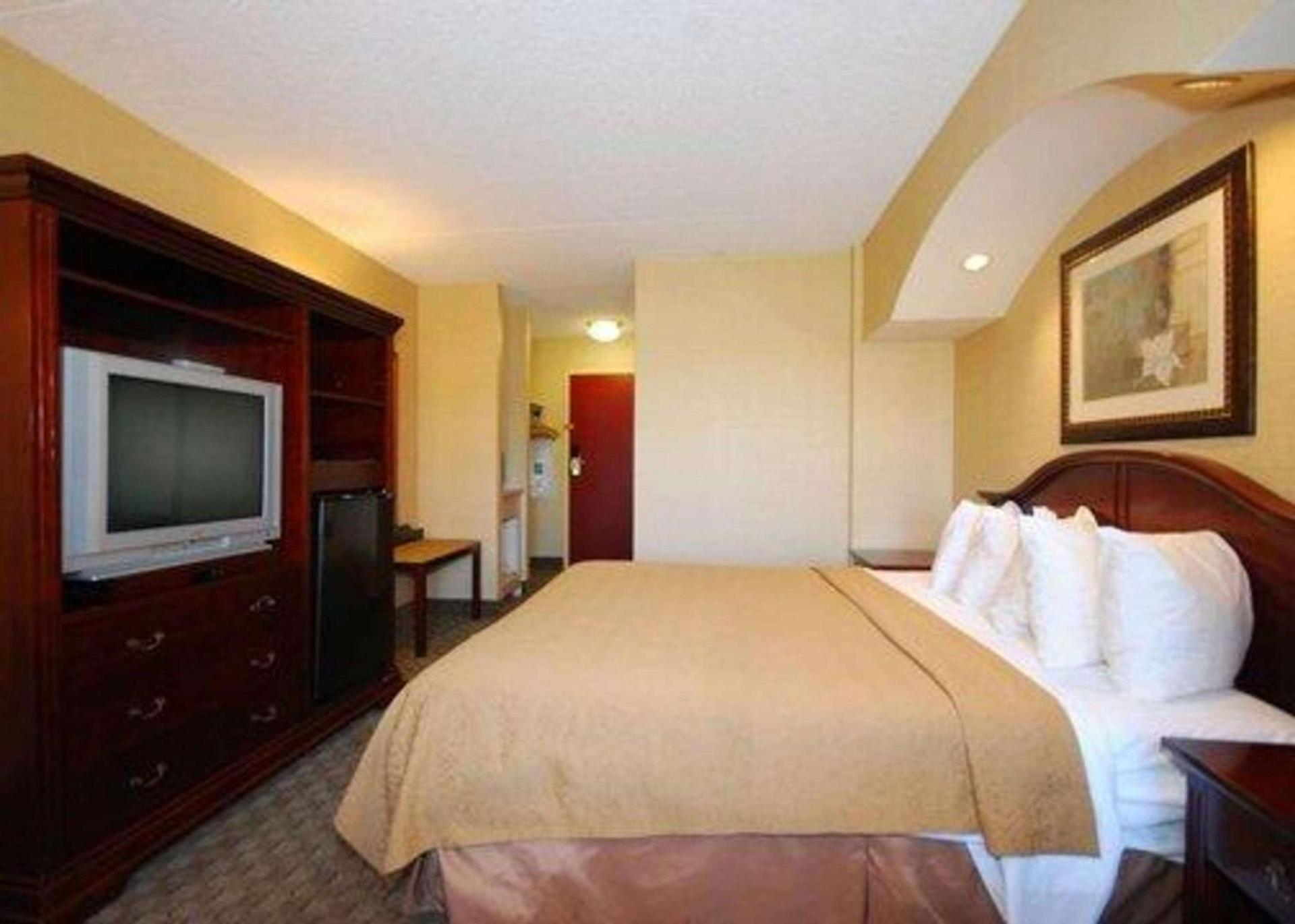 Quality Inn & Suites Bensalem photo 12