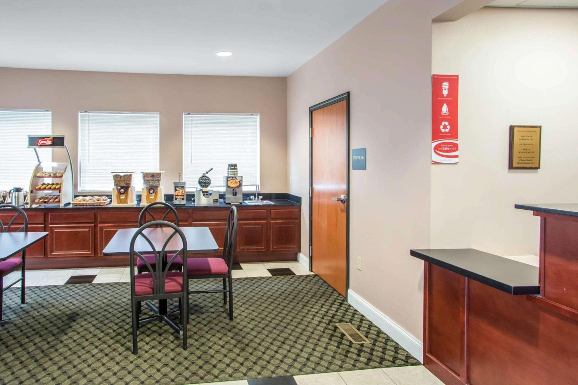 Econo Lodge Harrisburg - Hershey photo 6