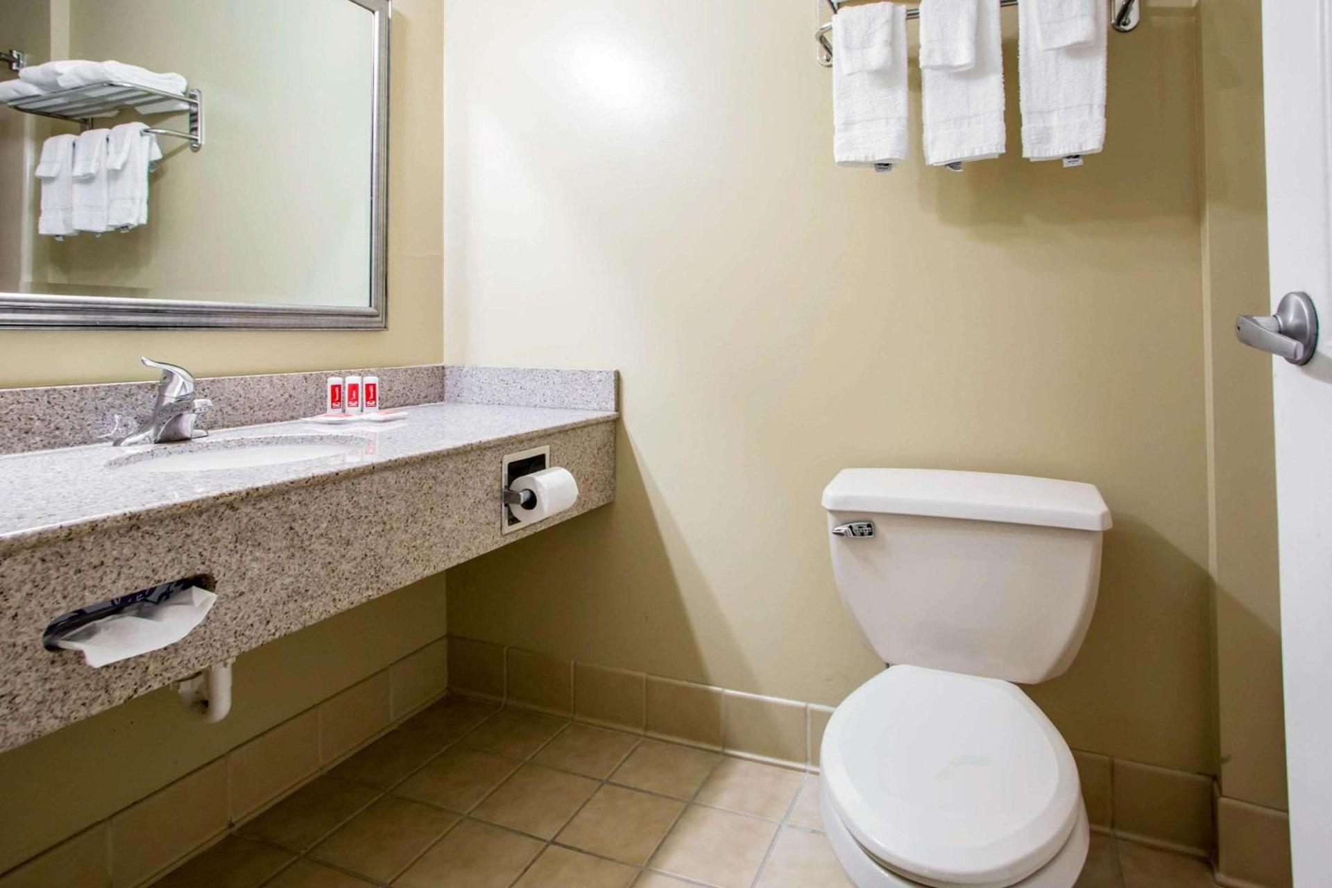 Econo Lodge Harrisburg - Hershey photo 10
