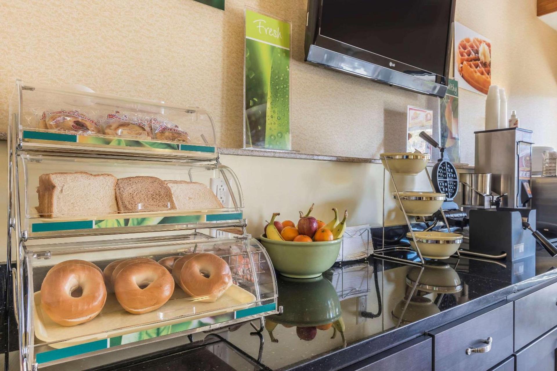 Quality Inn & Suites Pittsburgh Harmarville photo 8