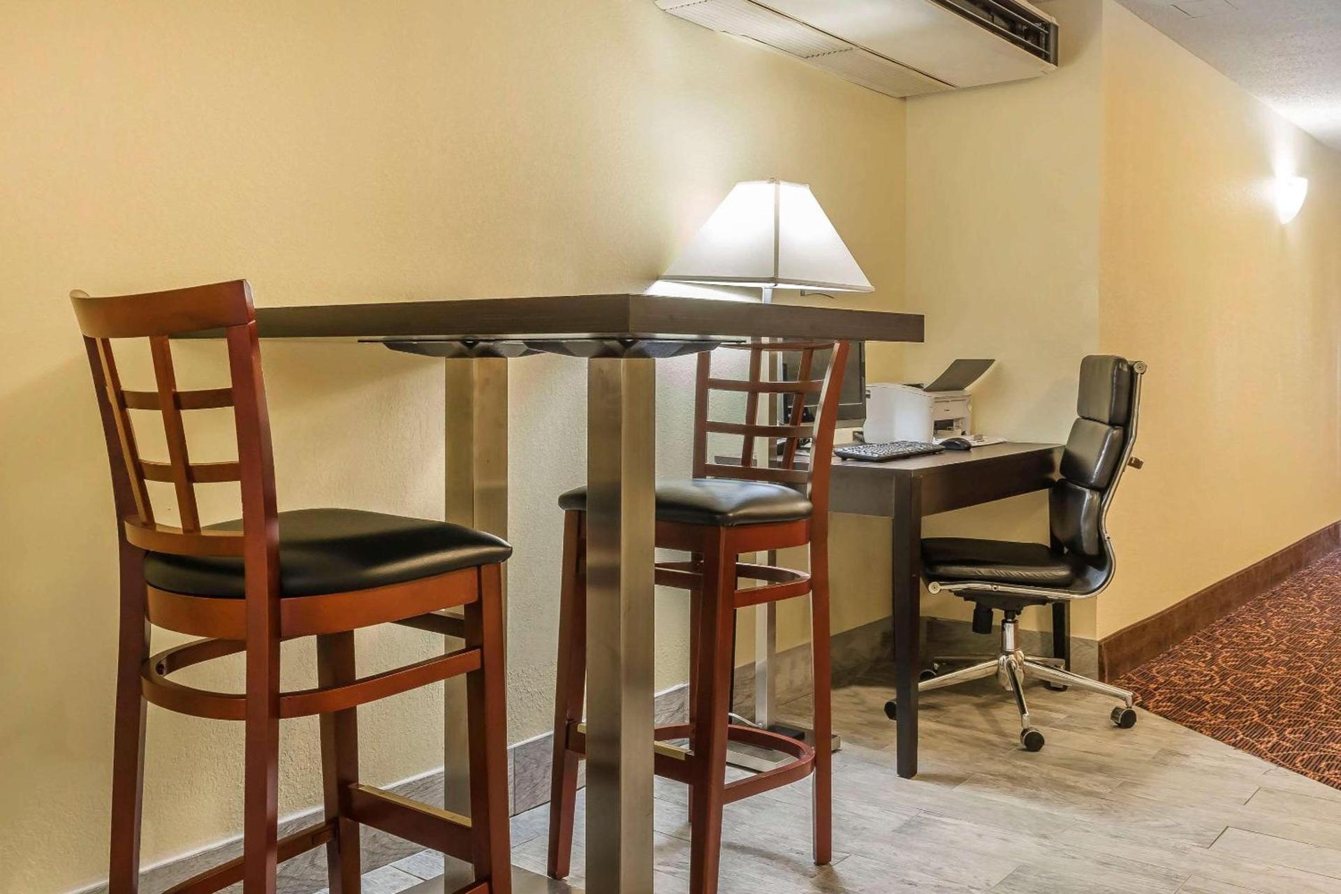 Quality Inn & Suites Pittsburgh Harmarville photo 10