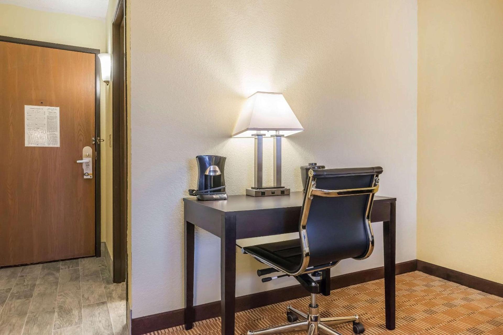 Quality Inn & Suites Pittsburgh Harmarville photo 11