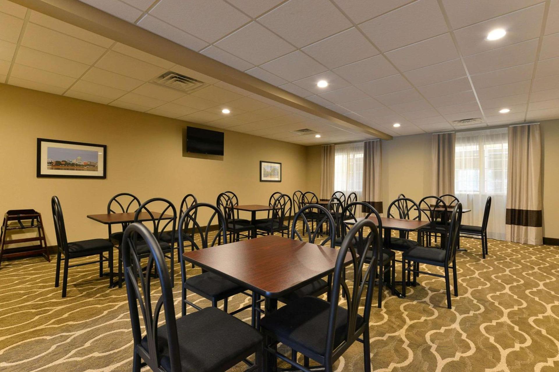 Days Inn & Suites by Wyndham Manheim Lebanon photo 25