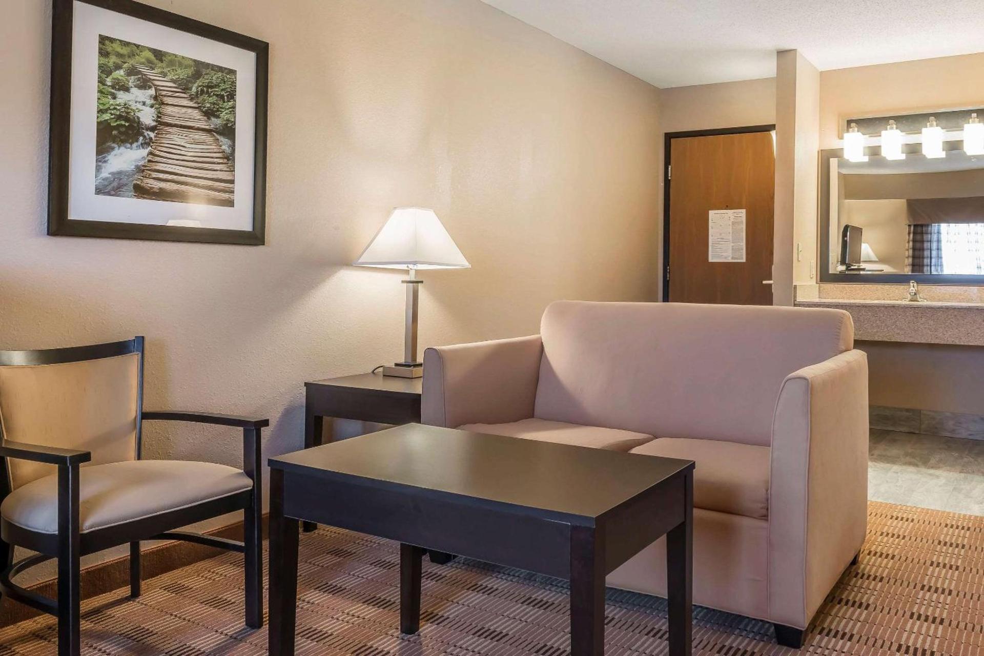Quality Inn & Suites Pittsburgh Harmarville photo 13