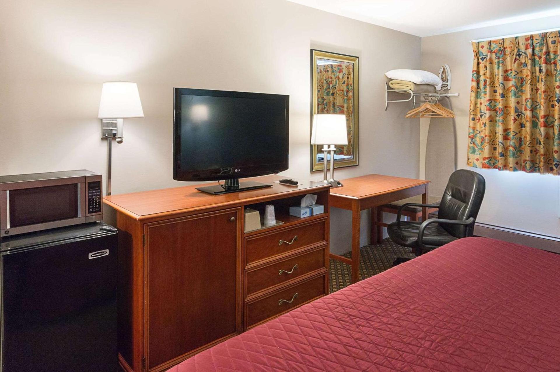 Rodeway Inn Milford - I-84 photo 16