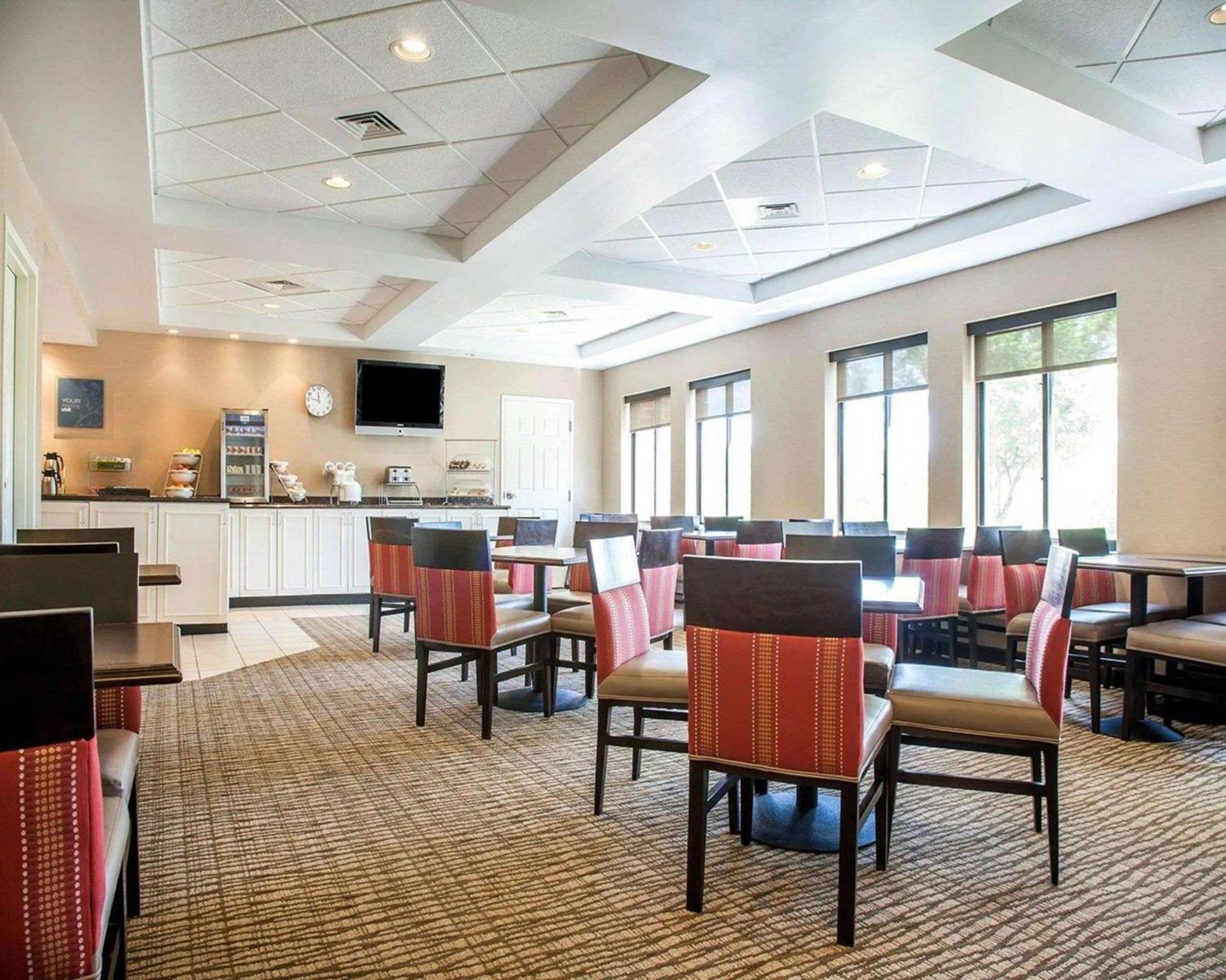Comfort Suites West Warwick - Providence photo 37