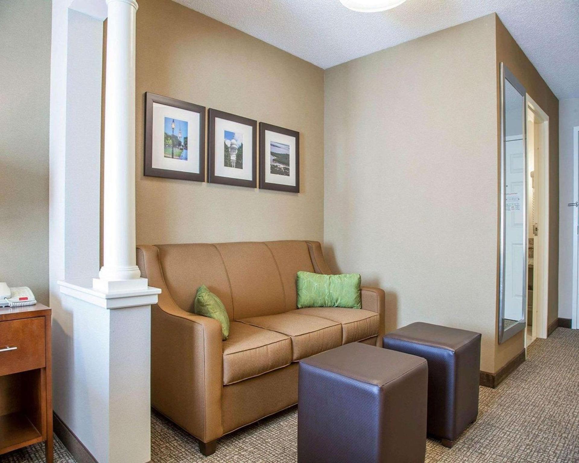 Comfort Suites West Warwick - Providence photo 28