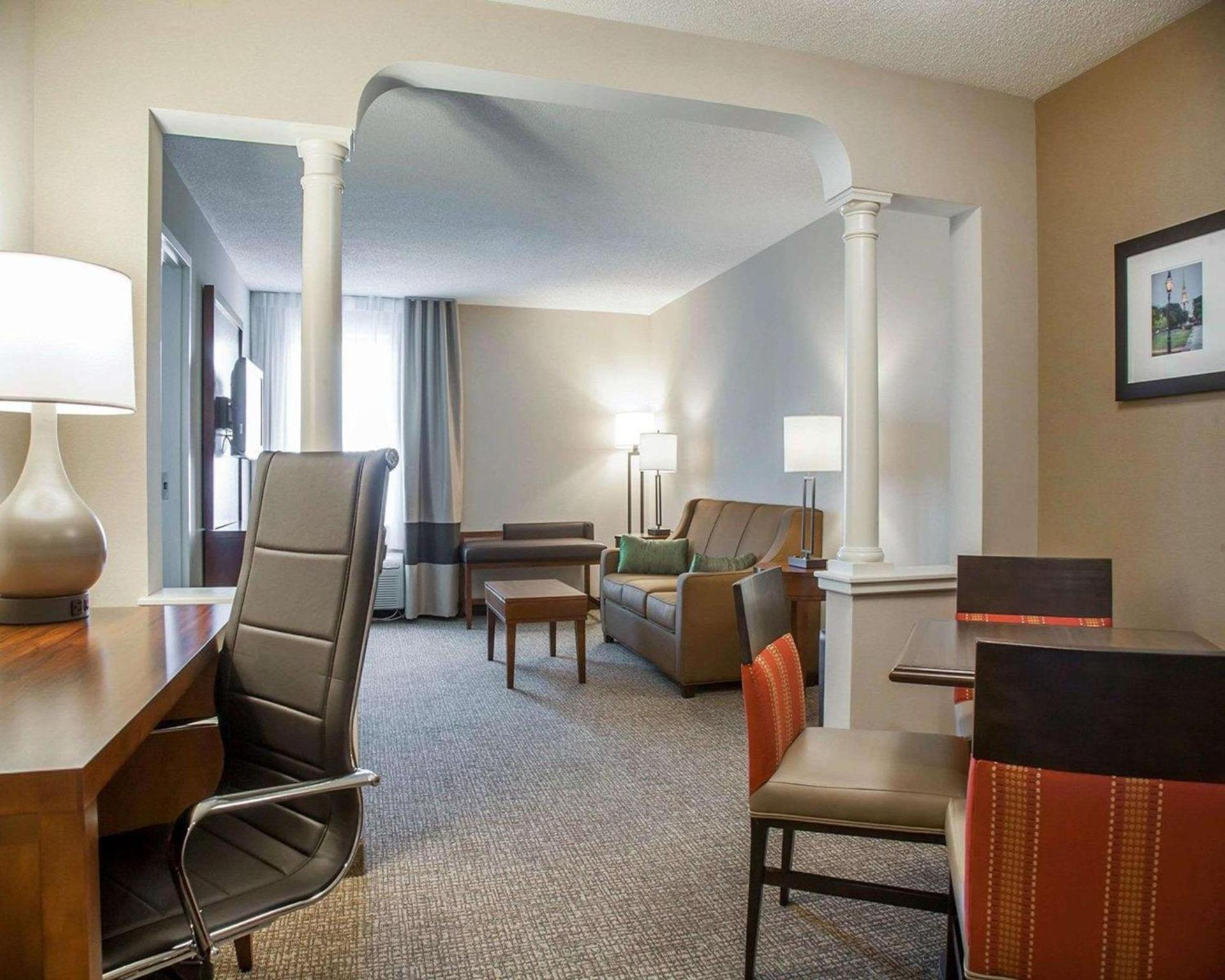 Comfort Suites West Warwick - Providence photo 11