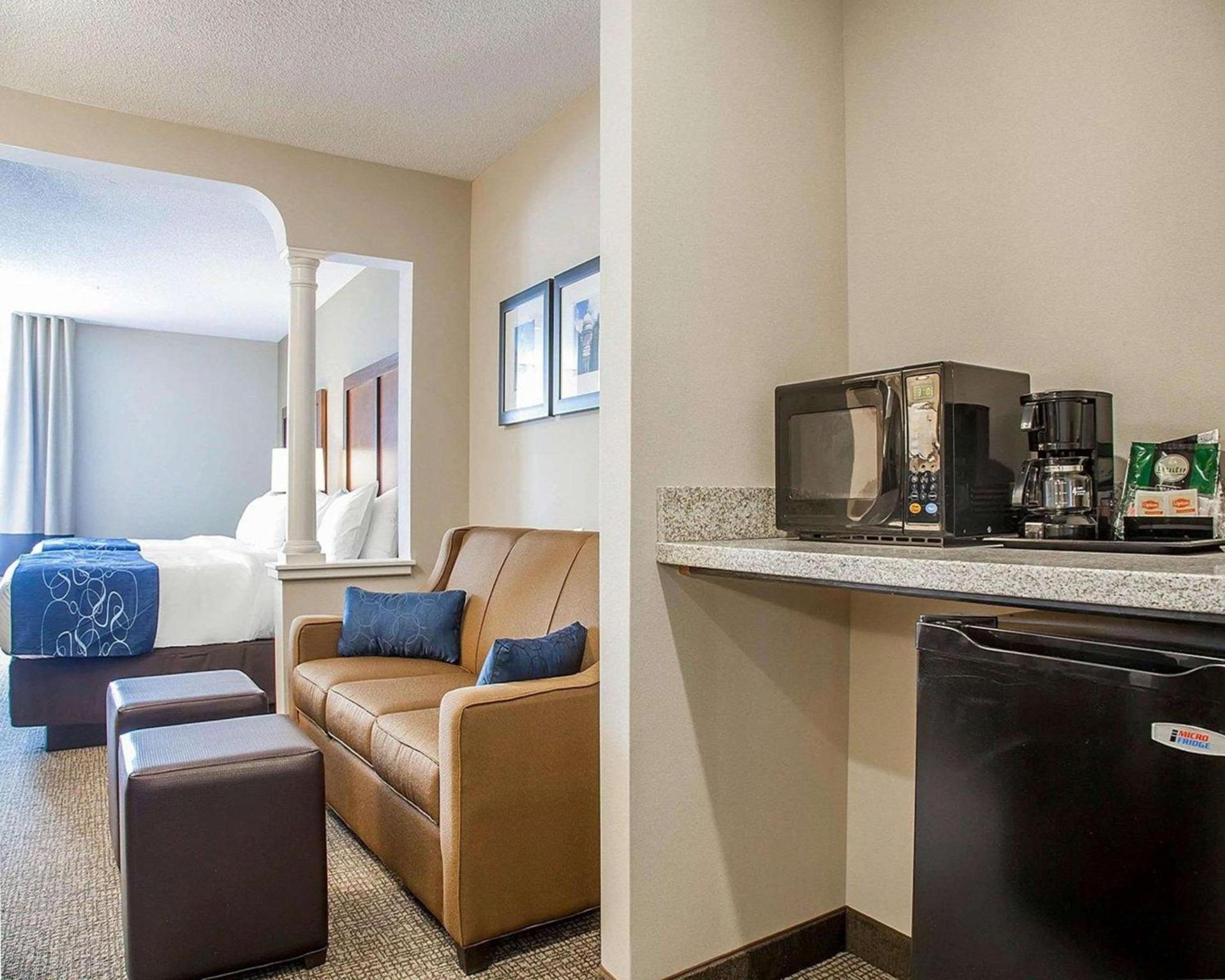 Comfort Suites West Warwick - Providence photo 25