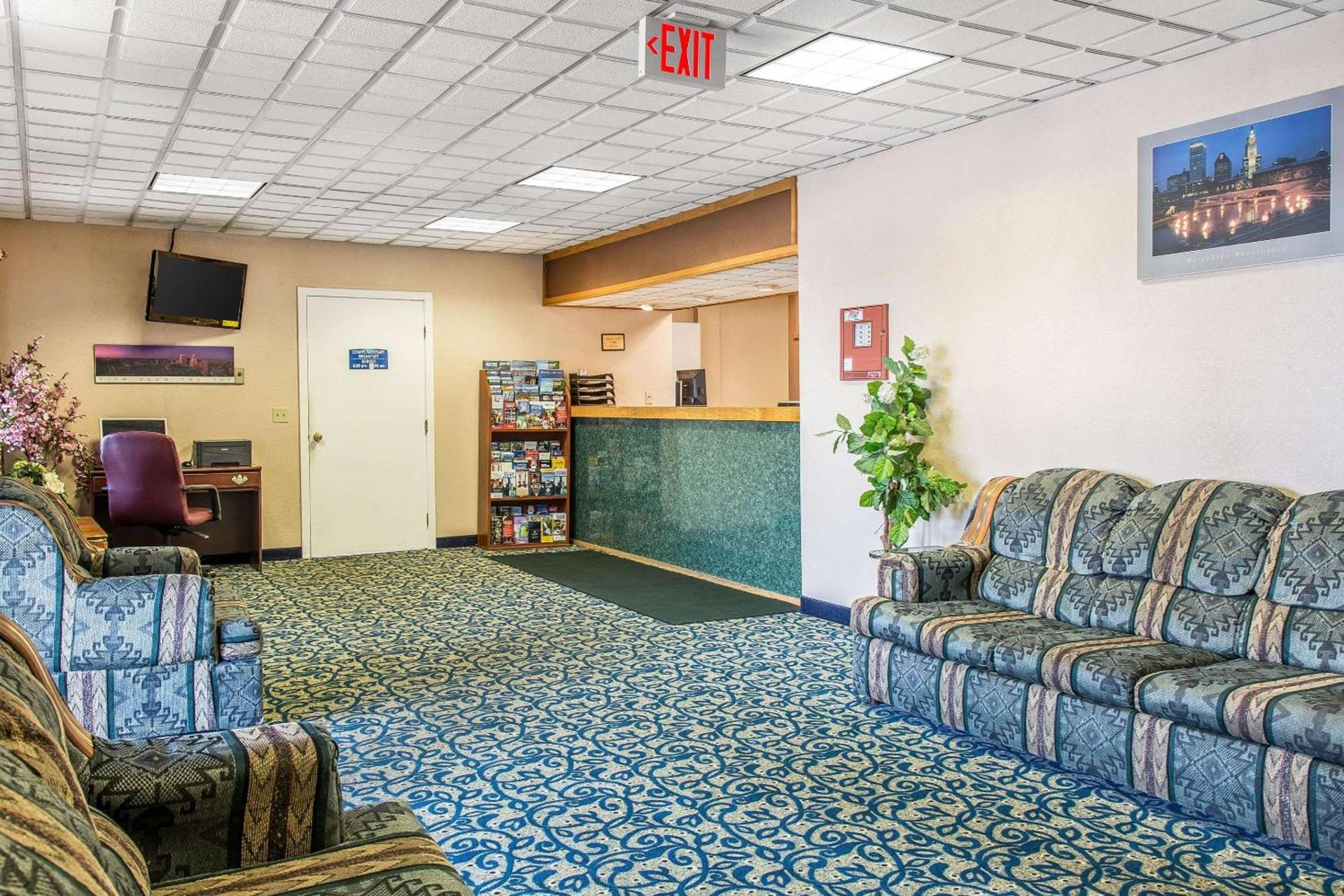 Econo Lodge Cranston - Providence photo 17
