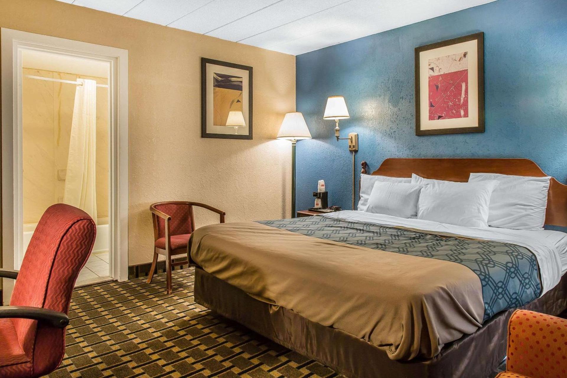 Econo Lodge Cranston - Providence photo 18