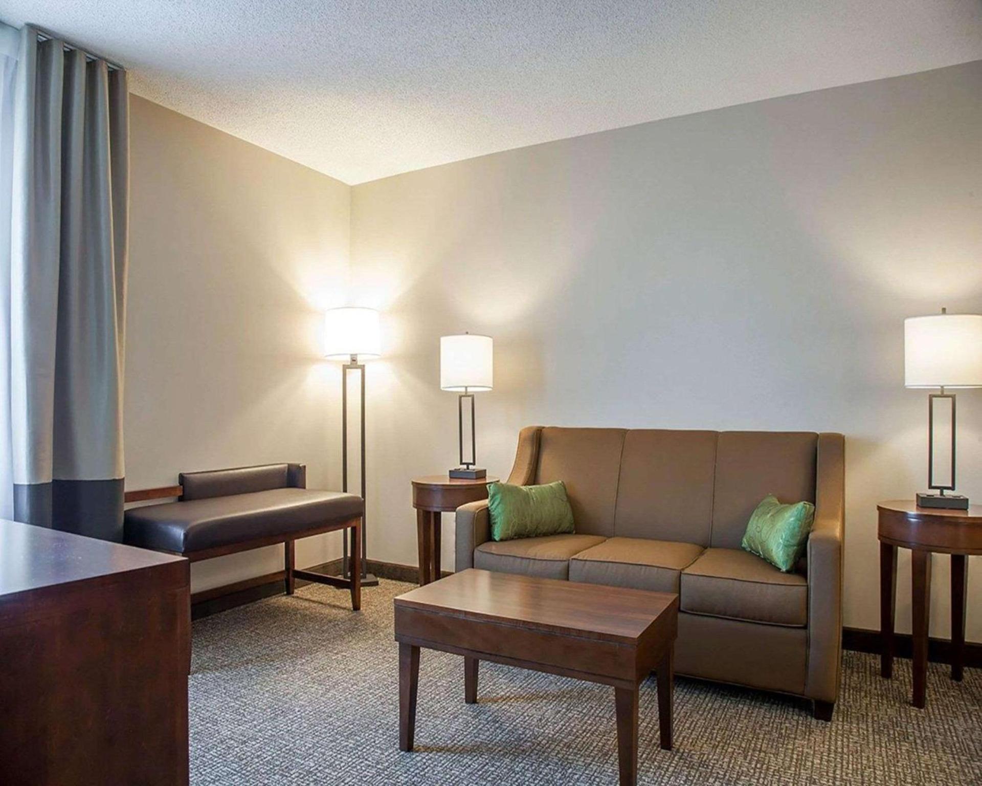 Comfort Suites West Warwick - Providence photo 17