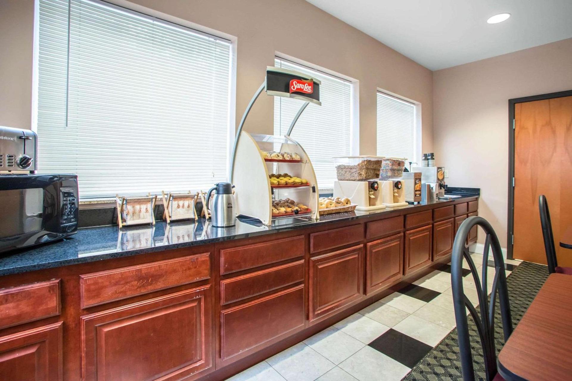 Econo Lodge Harrisburg - Hershey photo 18