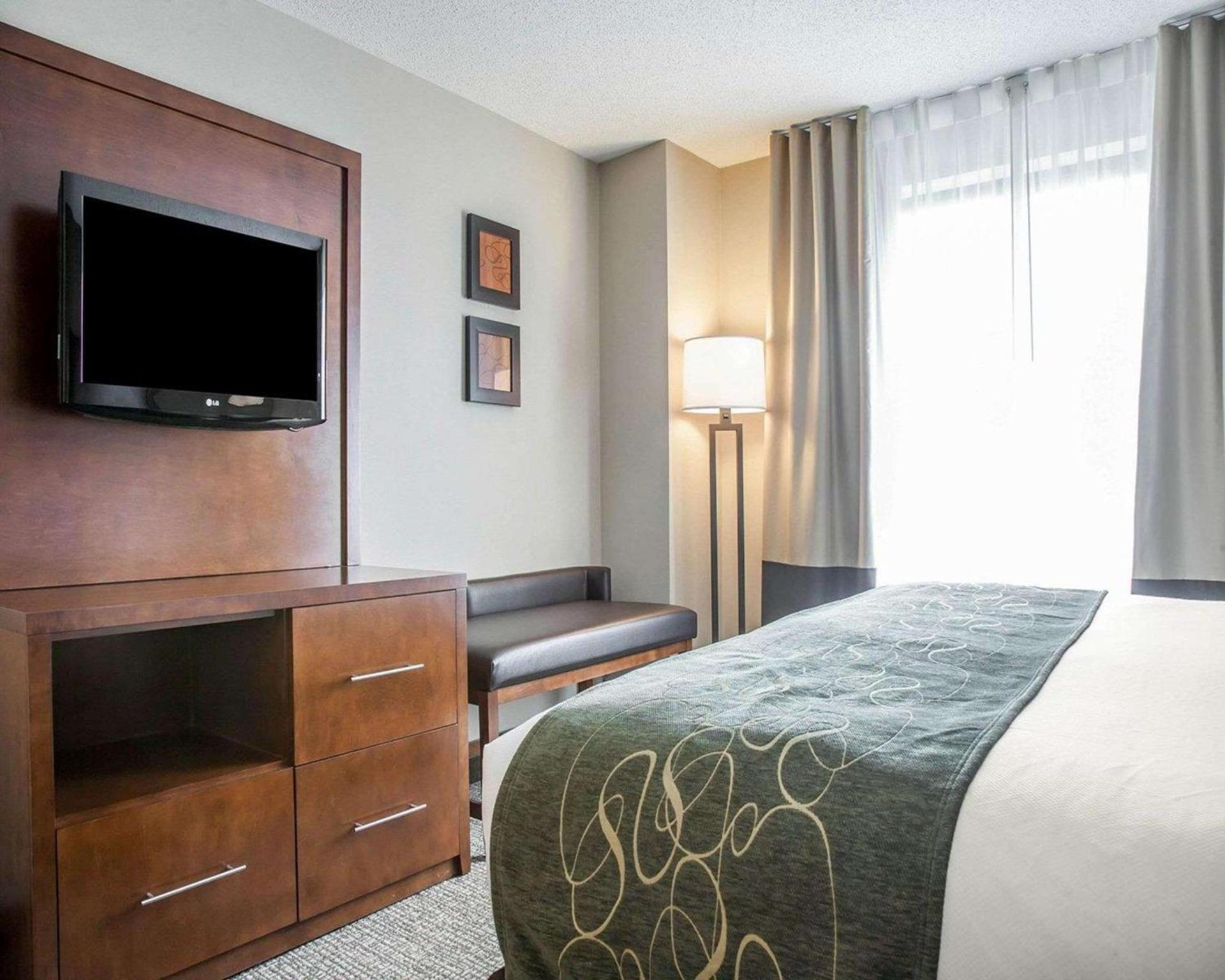 Comfort Suites West Warwick - Providence photo 26