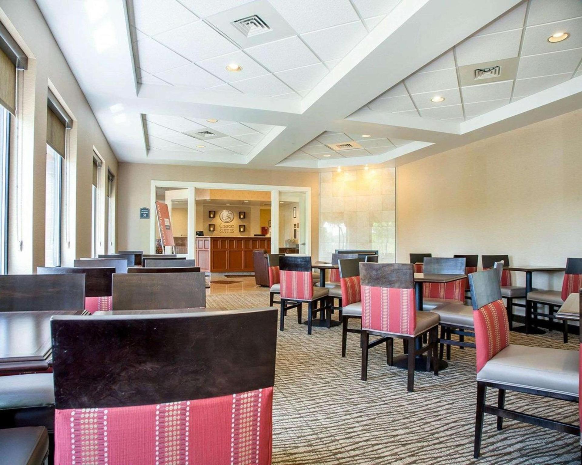 Comfort Suites West Warwick - Providence photo 40