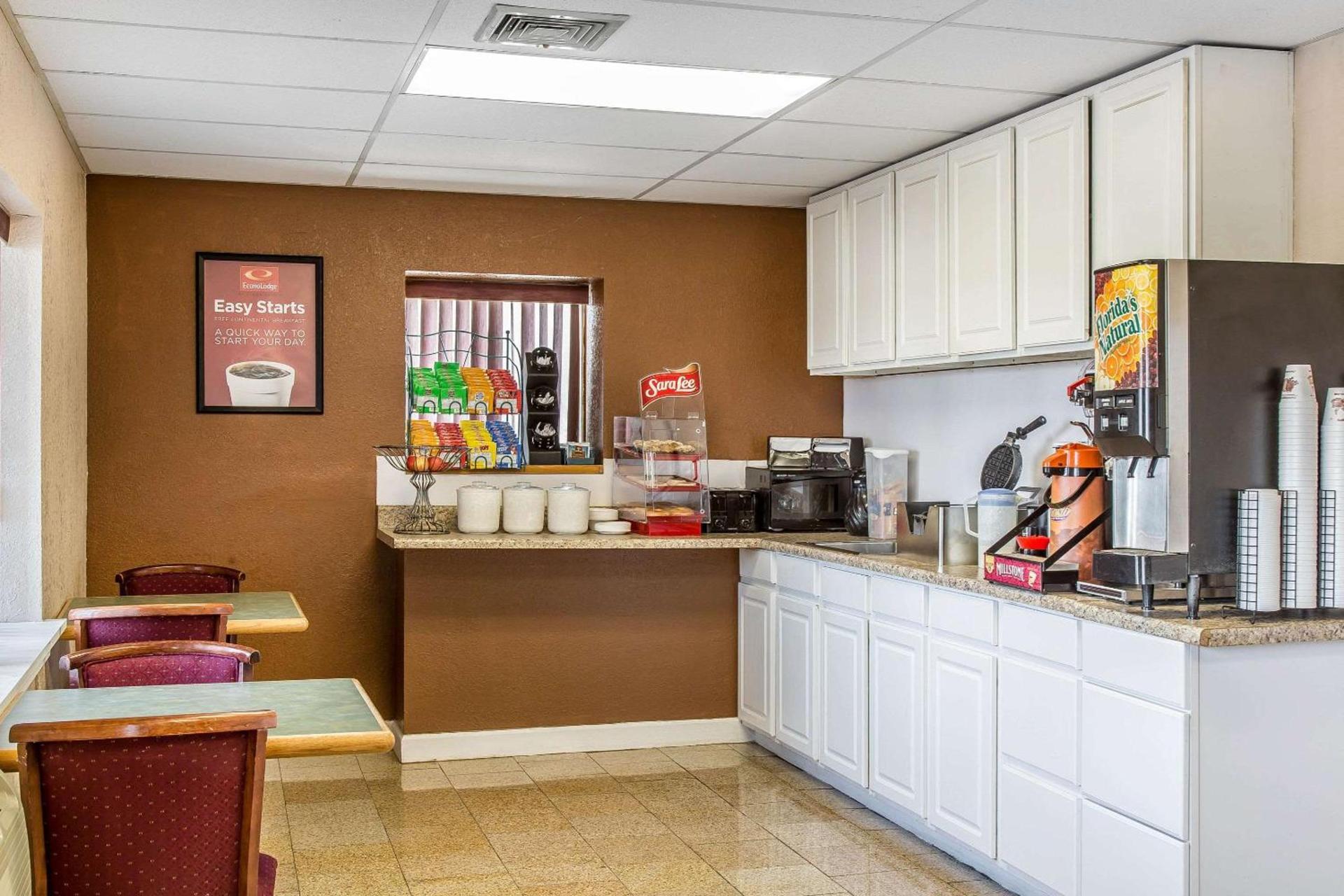 Econo Lodge Cranston - Providence photo 13