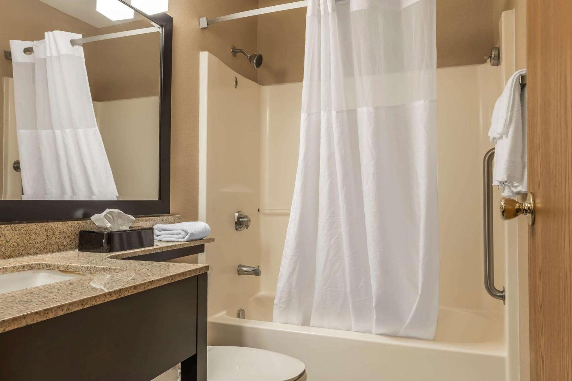 Quality Inn & Suites Pittsburgh Harmarville photo 26